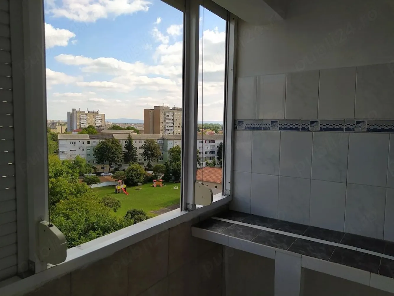 BRASADAS vinde ap 2 cam decomandate M15 etaj 7 lifturi noi. - Agenția imobiliara BRASADAS vinde apartament cu doua camere decomandate cu 2 balcoane. baie, bucatarie, camara, beci. Loc de parcare rezervata. 48 mp utili, la etajul 7 din 10, cu 2 lifturi noi.
Zona foarte buna, in raza de 100m gradinita, scoala Balcsescu-Petofi, teren de joaca, magazine, piata, spital, statii de autobus.
E usor de intretinut. Avand o singura perete exterioara, si avand balcoane inchise cu termopan si jaluzele la ambele camere, blocul fiind din caramida, se poate incalzi cu mic efort financiar.
Www.brasadas.com.