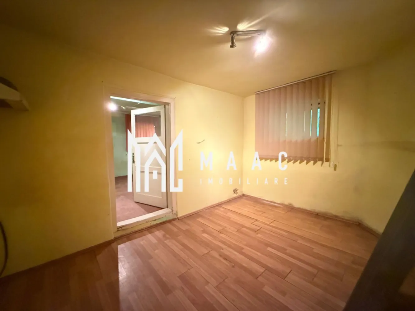 BLACK FRIDAY Apartament 2 camere | Investitie | Ultracentral - 🔥 BLACK FRIDAY - Profită de cea mai bună perioadă din an pentru a deveni proprietar! Reducere de 4.000 euro - Pret vechi - 74.000 euro Pret promotional - 70.000 euro Va prezentam o proprietate situata la subsolul unui imobil amplasat in centrul Sibiului. Locatia este alcatuita din doua module separate, unite printr-un hol comun cu alta proprietate. Fiecare modul cuprinde o camera si o bucatarie si au in comun o camara, un grup sanitar si 2 pivnite. Sunt prezente toate utilitatile.Incalzirea se face cu sobe pe gaz. Intreaga proprietate necesita renovare. Pentru mai multe detalii precizati telefonic ca ati vazut anuntul cu ID: CP2786658