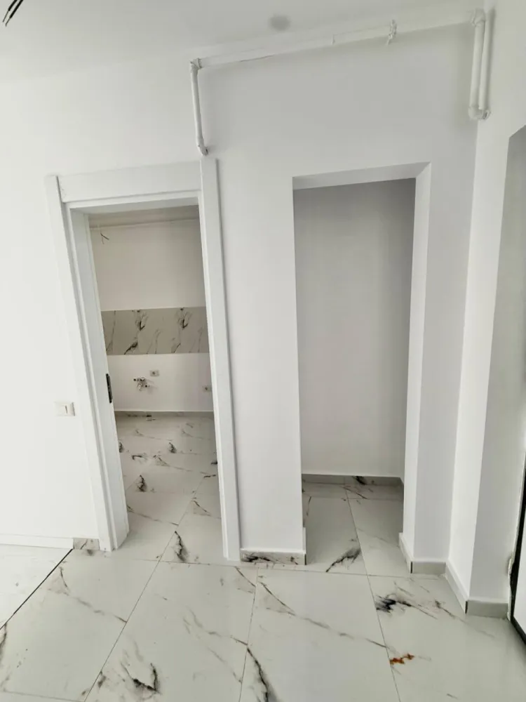 Garsoniera decomandata - Mutare imediata Militari Residence - **TVA INCLUS**

Vă prezentăm o garsonieră modernă, situată în cartierul Militari Residence, într-un imobil nou cu regim de înălțime P+6, ideală pentru locuit sau investiție.

Proprietatea este poziționată la un etaj intermediar și este complet finalizată, fiind disponibilă pentru mutare imediată.

Detalii proprietate:

* Tip: Garsonieră
* Etaj: 1
* Stare: Finalizată, gata de mutare
* Locație: Militari Residence

Avantaje:

* Bloc nou, construit cu materiale de calitate, ce oferă un nivel ridicat de confort și durabilitate
* Amplasare excelentă, cu acces rapid la mijloacele de transport în comun
* Apropiere de școli, centre comerciale, supermarketuri și mall-uri
* Zonă liniștită, potrivită atât pentru locuit, cât și pentru investiție

Această proprietate reprezintă o oportunitate bună pentru cei care caută o locuință accesibilă, într-o zonă în plină dezvoltare.

Pentru mai multe informații sau pentru programarea unei vizionări, vă stăm la dispoziție.