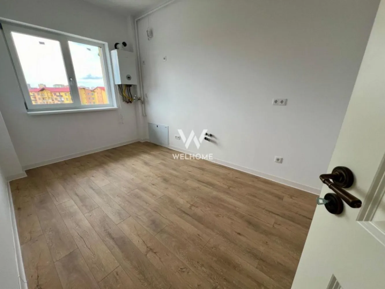 Apartament 2 camere si gradina proprie Selimbar - Apartament 2 camere si gradina proprie, zona Pictor Brana, Selimbar

- Suprafata utila: 54 mpu
- Compartimentare: Living, dormitor, bucatarie, baie, balcon si curte de 38 mp.
- Imobil dotat cu lift, regim de inaltime P+3Etaje si Pod
- Interior semifinisat: pereti tencuiti, glutuiti, sapa pe pardosea, usa intrare metalica, geamuri termopan 3 foi de sticla, 3 garnituri, centrala termica in condensare cu incalzire in pardosea, instalatii electrice pana la faza de doza, balcon placat cu gresie si balustrade fier forjat.
- Exterior bloc - izolatie de 10 si decorativa, alei pavate, iluminat, camere supraveghere, spatii verzi si loc de joaca pentru copii
- Imobilul ofera boxa depozitare (in POD).
- 1 loc de parcare este inclus in pretul locuintei.
- Zona in dezvoltare, placut amenajata, accesibila din sensuri variate - Stefan cel Mare, Octavian Goga sau Nicolae Brana.
POZE CU TITLU DE PREZENTARE!

PRET:- 115.000 Euro cu TVA Inclus
Telefon 0743292794