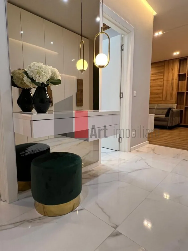 Inchiriere apartament 2 camere-Lujerului, Exigent Faza 2 - Apartament 2 camere premium – Plaza, 60 mp.

🏡 Detalii apartament:
Ofer spre inchiriere un apartament 2 camere complet mobilat si utilat premium, situat intr-un cartier rezidential nou, in zona Plaza, la doar 50 m distanta de punctele de interes.

✔️ Suprafata utila: 60 mp
✔️ Compartimentare: Decomandat
✔️ Constructie noua, finisaje moderne
✔️ Dotari de top:

Electrocasnice moderne: masina de spalat vase, cuptor electric, plita, hota, cuptor cu microunde, masina de spalat rufe cu uscator
Aer conditionat si centrala termica proprie
Loc de parcare (optional)
Apartamentul este lntretinut cu grija si se poate preda, la cerere, si cu vesela inclusa, pentru un confort sporit.

📍 Locatie: Situat intr-un cartier nou, aproape de Plaza, ofera acces rapid la magazine, mijloace de transport, si zone verzi.

💰 Pret: 770 €/luna