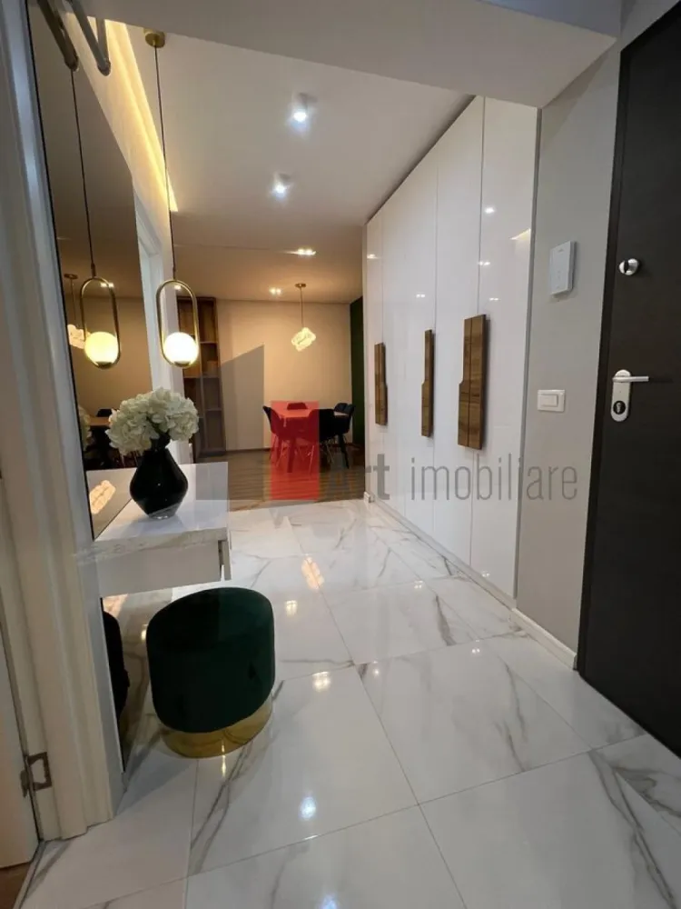 Inchiriere apartament 2 camere-Lujerului, Exigent Faza 2 - Apartament 2 camere premium – Plaza, 60 mp.

🏡 Detalii apartament:
Ofer spre inchiriere un apartament 2 camere complet mobilat si utilat premium, situat intr-un cartier rezidential nou, in zona Plaza, la doar 50 m distanta de punctele de interes.

✔️ Suprafata utila: 60 mp
✔️ Compartimentare: Decomandat
✔️ Constructie noua, finisaje moderne
✔️ Dotari de top:

Electrocasnice moderne: masina de spalat vase, cuptor electric, plita, hota, cuptor cu microunde, masina de spalat rufe cu uscator
Aer conditionat si centrala termica proprie
Loc de parcare (optional)
Apartamentul este lntretinut cu grija si se poate preda, la cerere, si cu vesela inclusa, pentru un confort sporit.

📍 Locatie: Situat intr-un cartier nou, aproape de Plaza, ofera acces rapid la magazine, mijloace de transport, si zone verzi.

💰 Pret: 770 €/luna