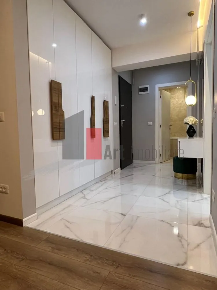 Inchiriere apartament 2 camere-Lujerului, Exigent Faza 2 - Apartament 2 camere premium – Plaza, 60 mp.

🏡 Detalii apartament:
Ofer spre inchiriere un apartament 2 camere complet mobilat si utilat premium, situat intr-un cartier rezidential nou, in zona Plaza, la doar 50 m distanta de punctele de interes.

✔️ Suprafata utila: 60 mp
✔️ Compartimentare: Decomandat
✔️ Constructie noua, finisaje moderne
✔️ Dotari de top:

Electrocasnice moderne: masina de spalat vase, cuptor electric, plita, hota, cuptor cu microunde, masina de spalat rufe cu uscator
Aer conditionat si centrala termica proprie
Loc de parcare (optional)
Apartamentul este lntretinut cu grija si se poate preda, la cerere, si cu vesela inclusa, pentru un confort sporit.

📍 Locatie: Situat intr-un cartier nou, aproape de Plaza, ofera acces rapid la magazine, mijloace de transport, si zone verzi.

💰 Pret: 770 €/luna