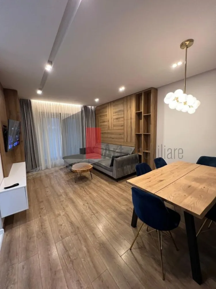 Inchiriere apartament 2 camere-Lujerului, Exigent Faza 2 - Apartament 2 camere premium – Plaza, 60 mp.

🏡 Detalii apartament:
Ofer spre inchiriere un apartament 2 camere complet mobilat si utilat premium, situat intr-un cartier rezidential nou, in zona Plaza, la doar 50 m distanta de punctele de interes.

✔️ Suprafata utila: 60 mp
✔️ Compartimentare: Decomandat
✔️ Constructie noua, finisaje moderne
✔️ Dotari de top:

Electrocasnice moderne: masina de spalat vase, cuptor electric, plita, hota, cuptor cu microunde, masina de spalat rufe cu uscator
Aer conditionat si centrala termica proprie
Loc de parcare (optional)
Apartamentul este lntretinut cu grija si se poate preda, la cerere, si cu vesela inclusa, pentru un confort sporit.

📍 Locatie: Situat intr-un cartier nou, aproape de Plaza, ofera acces rapid la magazine, mijloace de transport, si zone verzi.

💰 Pret: 770 €/luna