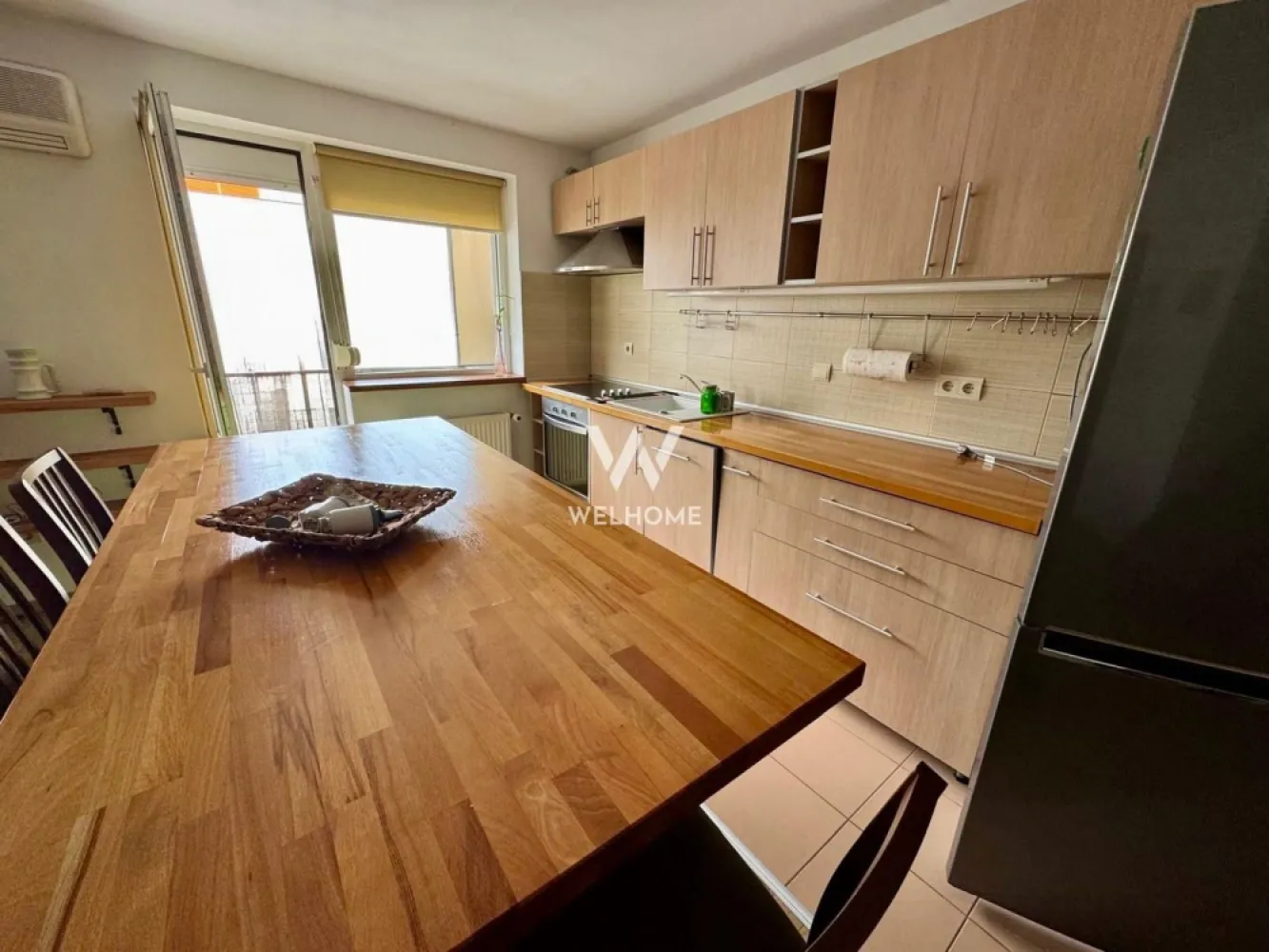 Apartament 3 camere, 90mp, Sibiu - EXCLUSIV!
Va oferim spre vanzare un apartament foarte spatios, situat in zona Ciresica, mai exact pe Aleea Streiu din Sibiu.

Acesta este dispus pe 2 nivele. ATENTIE: NU ESTE MANSARDA, asa a fost proiectat blocul, iar apartamentele au scara interiora si dormitoarele sunt situate la etaj (PLACA TURNATA).
Are o suprafata utila de 90mp la care se adauga balconul in suprafata de 6mp.

Blocul are in imediata apropiere gradinite, scoli, magazine, farmacii, locuri de joaca pentru copii, reprezentand o zona rezidentiala ideala pentru familii.

Apartamentul este situat la etajul 4. Blocul nu are lift momentan, insa exista discutii avansate intre locatari, existand deja, din constructie, spatiul destinat liftului.

Compartimentare:
parter: hol, bucatarie cu insula, living cu iesire pe balcon, baie
etaj:(placa de beton): hol generos,2 dormitoare spatioase, baie cu cada si spatiu de depozitare pe hol

Apartamentul beneficiaza de imbunatari precum: aer conditionat, jaluzele electrice la toate geamurile, parchet de lemn masiv in stare excelenta.
Se preda MOBILAT SI UTILAT complet, READY TO MOVE, conform fotografii, si reprezinta o alegere buna indiferent daca e vorba despre locuit sau investitie (chiriile in zona fiind foarte cautate).

Pret: 135000 euro 
Pretul este negociabil si se poate achita cash sau cu credit bancar
Informatii si vizionari: 0752.088.381- Roxana
MERITA VAZUT!