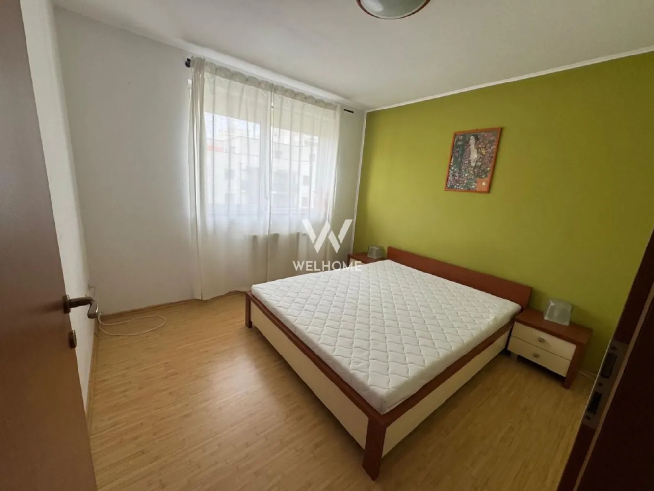 Apartament 3 camere, 90mp, Sibiu - EXCLUSIV!
Va oferim spre vanzare un apartament foarte spatios, situat in zona Ciresica, mai exact pe Aleea Streiu din Sibiu.

Acesta este dispus pe 2 nivele. ATENTIE: NU ESTE MANSARDA, asa a fost proiectat blocul, iar apartamentele au scara interiora si dormitoarele sunt situate la etaj (PLACA TURNATA).
Are o suprafata utila de 90mp la care se adauga balconul in suprafata de 6mp.

Blocul are in imediata apropiere gradinite, scoli, magazine, farmacii, locuri de joaca pentru copii, reprezentand o zona rezidentiala ideala pentru familii.

Apartamentul este situat la etajul 4. Blocul nu are lift momentan, insa exista discutii avansate intre locatari, existand deja, din constructie, spatiul destinat liftului.

Compartimentare:
parter: hol, bucatarie cu insula, living cu iesire pe balcon, baie
etaj:(placa de beton): hol generos,2 dormitoare spatioase, baie cu cada si spatiu de depozitare pe hol

Apartamentul beneficiaza de imbunatari precum: aer conditionat, jaluzele electrice la toate geamurile, parchet de lemn masiv in stare excelenta.
Se preda MOBILAT SI UTILAT complet, READY TO MOVE, conform fotografii, si reprezinta o alegere buna indiferent daca e vorba despre locuit sau investitie (chiriile in zona fiind foarte cautate).

Pret: 135000 euro 
Pretul este negociabil si se poate achita cash sau cu credit bancar
Informatii si vizionari: 0752.088.381- Roxana
MERITA VAZUT!