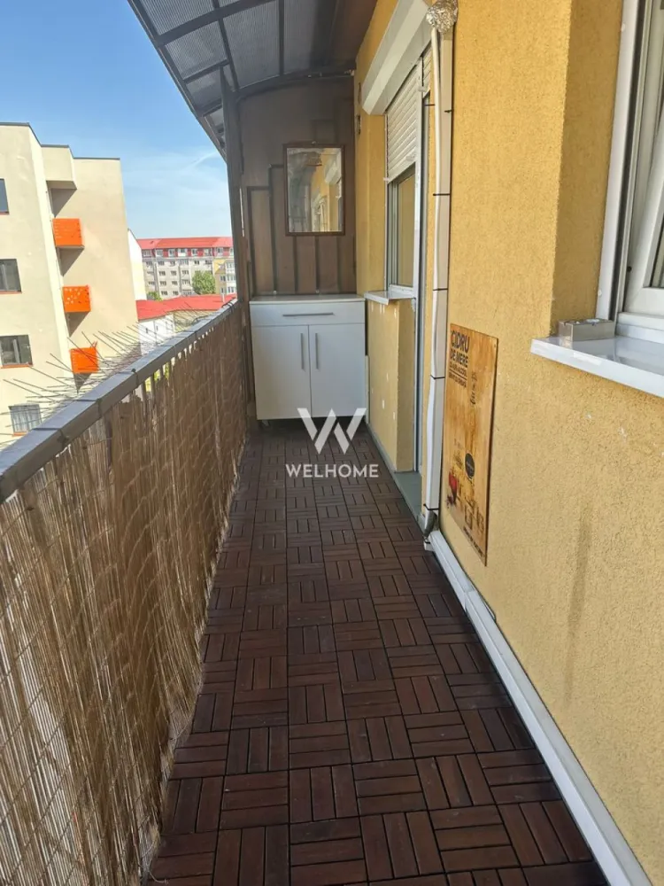 Apartament 3 camere, 90mp, Sibiu - EXCLUSIV!
Va oferim spre vanzare un apartament foarte spatios, situat in zona Ciresica, mai exact pe Aleea Streiu din Sibiu.

Acesta este dispus pe 2 nivele. ATENTIE: NU ESTE MANSARDA, asa a fost proiectat blocul, iar apartamentele au scara interiora si dormitoarele sunt situate la etaj (PLACA TURNATA).
Are o suprafata utila de 90mp la care se adauga balconul in suprafata de 6mp.

Blocul are in imediata apropiere gradinite, scoli, magazine, farmacii, locuri de joaca pentru copii, reprezentand o zona rezidentiala ideala pentru familii.

Apartamentul este situat la etajul 4. Blocul nu are lift momentan, insa exista discutii avansate intre locatari, existand deja, din constructie, spatiul destinat liftului.

Compartimentare:
parter: hol, bucatarie cu insula, living cu iesire pe balcon, baie
etaj:(placa de beton): hol generos,2 dormitoare spatioase, baie cu cada si spatiu de depozitare pe hol

Apartamentul beneficiaza de imbunatari precum: aer conditionat, jaluzele electrice la toate geamurile, parchet de lemn masiv in stare excelenta.
Se preda MOBILAT SI UTILAT complet, READY TO MOVE, conform fotografii, si reprezinta o alegere buna indiferent daca e vorba despre locuit sau investitie (chiriile in zona fiind foarte cautate).

Pret: 135000 euro 
Pretul este negociabil si se poate achita cash sau cu credit bancar
Informatii si vizionari: 0752.088.381- Roxana
MERITA VAZUT!
