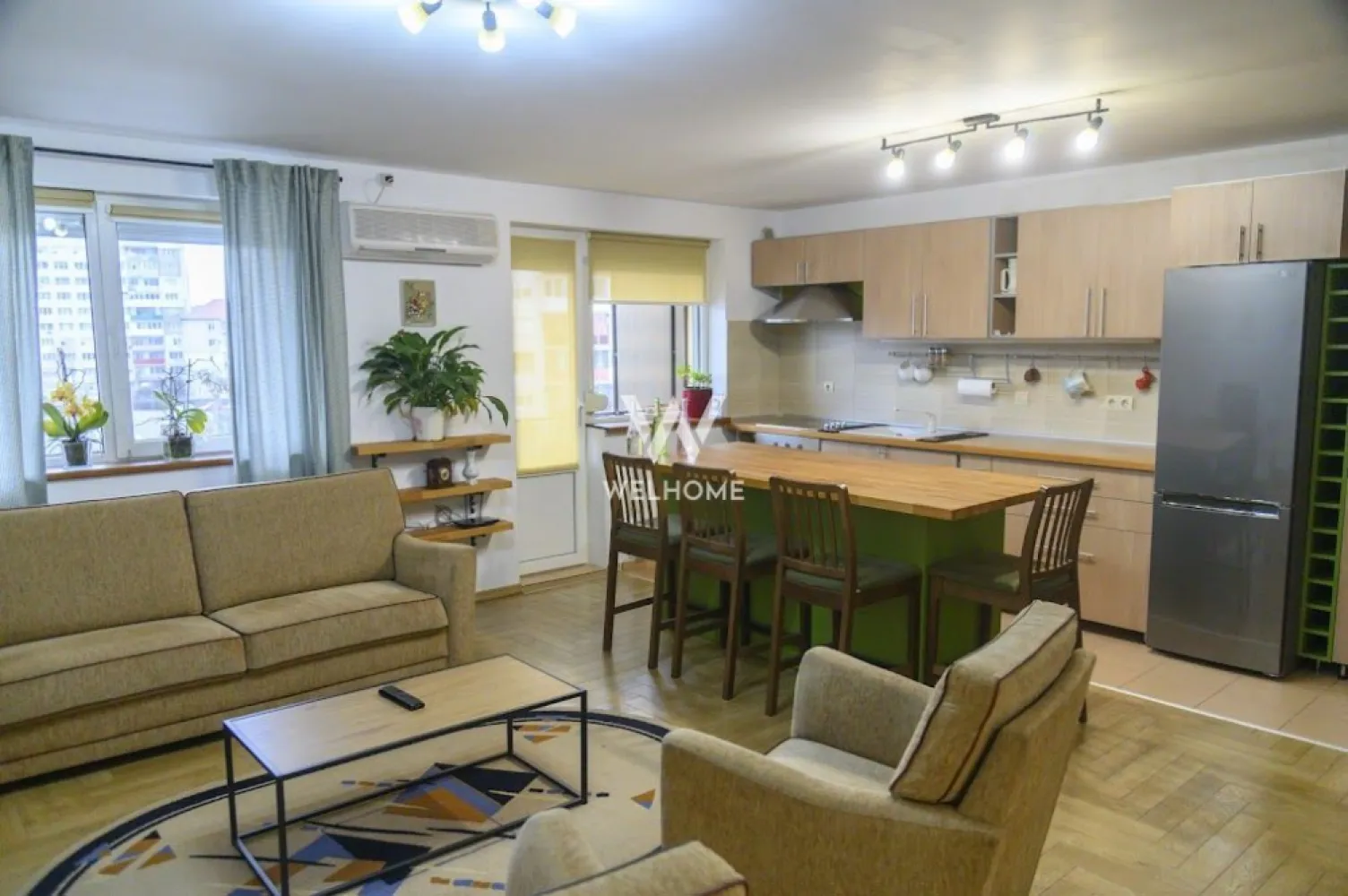 Apartament 3 camere, 90mp, Sibiu - EXCLUSIV!
Va oferim spre vanzare un apartament foarte spatios, situat in zona Ciresica, mai exact pe Aleea Streiu din Sibiu.

Acesta este dispus pe 2 nivele. ATENTIE: NU ESTE MANSARDA, asa a fost proiectat blocul, iar apartamentele au scara interiora si dormitoarele sunt situate la etaj (PLACA TURNATA).
Are o suprafata utila de 90mp la care se adauga balconul in suprafata de 6mp.

Blocul are in imediata apropiere gradinite, scoli, magazine, farmacii, locuri de joaca pentru copii, reprezentand o zona rezidentiala ideala pentru familii.

Apartamentul este situat la etajul 4. Blocul nu are lift momentan, insa exista discutii avansate intre locatari, existand deja, din constructie, spatiul destinat liftului.

Compartimentare:
parter: hol, bucatarie cu insula, living cu iesire pe balcon, baie
etaj:(placa de beton): hol generos,2 dormitoare spatioase, baie cu cada si spatiu de depozitare pe hol

Apartamentul beneficiaza de imbunatari precum: aer conditionat, jaluzele electrice la toate geamurile, parchet de lemn masiv in stare excelenta.
Se preda MOBILAT SI UTILAT complet, READY TO MOVE, conform fotografii, si reprezinta o alegere buna indiferent daca e vorba despre locuit sau investitie (chiriile in zona fiind foarte cautate).

Pret: 135000 euro 
Pretul este negociabil si se poate achita cash sau cu credit bancar
Informatii si vizionari: 0752.088.381- Roxana
MERITA VAZUT!