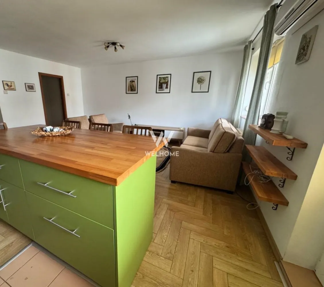 Apartament 3 camere, 90mp, Sibiu - EXCLUSIV!
Va oferim spre vanzare un apartament foarte spatios, situat in zona Ciresica, mai exact pe Aleea Streiu din Sibiu.

Acesta este dispus pe 2 nivele. ATENTIE: NU ESTE MANSARDA, asa a fost proiectat blocul, iar apartamentele au scara interiora si dormitoarele sunt situate la etaj (PLACA TURNATA).
Are o suprafata utila de 90mp la care se adauga balconul in suprafata de 6mp.

Blocul are in imediata apropiere gradinite, scoli, magazine, farmacii, locuri de joaca pentru copii, reprezentand o zona rezidentiala ideala pentru familii.

Apartamentul este situat la etajul 4. Blocul nu are lift momentan, insa exista discutii avansate intre locatari, existand deja, din constructie, spatiul destinat liftului.

Compartimentare:
parter: hol, bucatarie cu insula, living cu iesire pe balcon, baie
etaj:(placa de beton): hol generos,2 dormitoare spatioase, baie cu cada si spatiu de depozitare pe hol

Apartamentul beneficiaza de imbunatari precum: aer conditionat, jaluzele electrice la toate geamurile, parchet de lemn masiv in stare excelenta.
Se preda MOBILAT SI UTILAT complet, READY TO MOVE, conform fotografii, si reprezinta o alegere buna indiferent daca e vorba despre locuit sau investitie (chiriile in zona fiind foarte cautate).

Pret: 135000 euro 
Pretul este negociabil si se poate achita cash sau cu credit bancar
Informatii si vizionari: 0752.088.381- Roxana
MERITA VAZUT!
