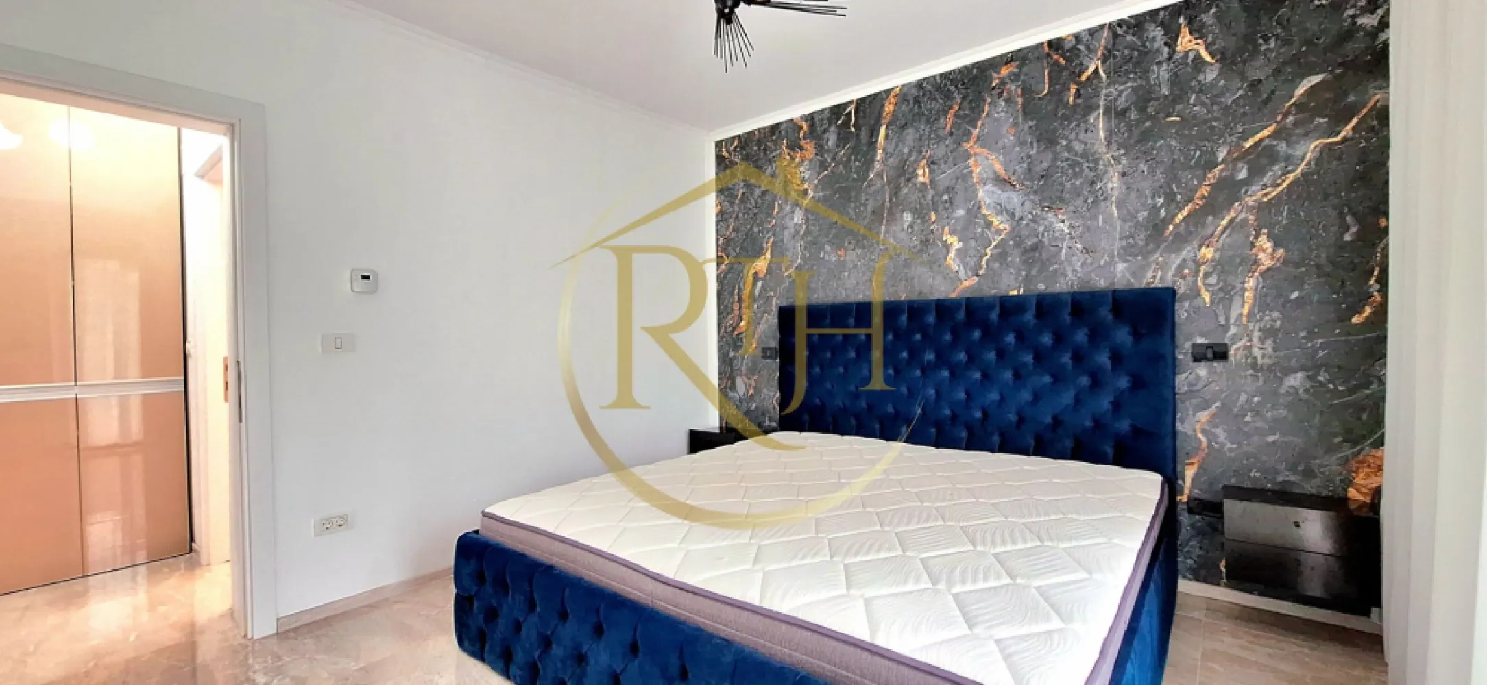 Prima inchiriere, Apartament modern, 3 camere, curte, zona Braytim, Parcare - Se oferă spre închiriere, în exclusivitate, un apartament modern cu 3 camere, aflat la prima închiriere, situat la parter, pe strada Brândușei, în zona BrayTim, într-un bloc nou, construcție nouă cu regim redus de înălțime (P+2). Apartamentul se remarcă prin finisaje moderne de foarte bună calitate și mobilier realizat integral pe comandă. Cu o suprafață utilă de 70 mp, locuința este compartimentată în două dormitoare, living open-space cu bucătărie, dressing și baie spațioasă cu cadă și geam. Unul dintre principalele avantaje ale proprietății este curtea privată cu terasă de 40 mp, cu acces atât din living, cât și din unul dintre dormitoare, oferind un spațiu generos pentru relaxare.
Apartamentul se închiriază complet mobilat și utilat, fiind dotat cu aer condiționat, cuptor electric, plită cu inducție, combină frigorifică, espressor, TV, centrală termică proprie în condensare, încălzire în pardoseală cu termostate ambientale în fiecare încăpere, sistem de alarmă, videointerfon, geamuri termopan, rulouri exterioare și plase împotriva insectelor. În preț sunt incluse două locuri de parcare.
Proprietatea este pet friendly și este ideală pentru o familie, un cuplu sau două fete care își doresc confort, intimitate și o locuință într-o zonă liniștită. Amplasarea este excelentă, foarte aproape de zona Soarelui, Sud Plaza, Spitalul Judetean, Parcul Pădurice, magazine precum Profi, Lidl și Penny, precum și de școli, grădinițe, mijloace de transport în comun și toate facilitățile necesare unui stil de viață confortabil.
Vizionare Online : https://youtu.be/ThfOjM2U-sY?is=yvTundwEgVDWoNGV
Prețul chiriei este de 630 euro/lună, garanția este de 650 euro, la care se adaugă comisionul agenției.
Proprietate reprezentată în exclusivitate de RealTimHouse.ro – Un pas spre un loc doar al tău!