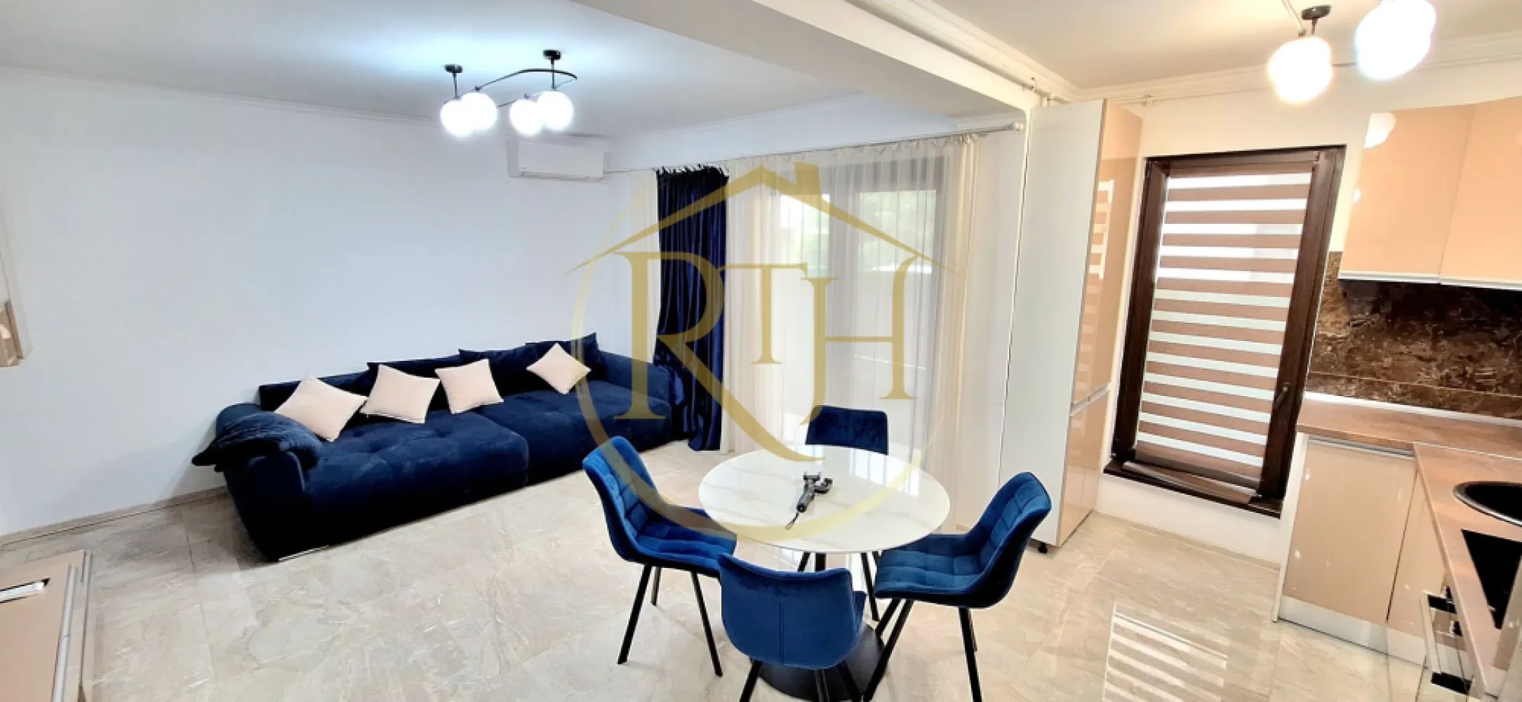 Prima inchiriere, Apartament modern, 3 camere, curte, zona Braytim, Parcare - Se oferă spre închiriere, în exclusivitate, un apartament modern cu 3 camere, aflat la prima închiriere, situat la parter, pe strada Brândușei, în zona BrayTim, într-un bloc nou, construcție nouă cu regim redus de înălțime (P+2). Apartamentul se remarcă prin finisaje moderne de foarte bună calitate și mobilier realizat integral pe comandă. Cu o suprafață utilă de 70 mp, locuința este compartimentată în două dormitoare, living open-space cu bucătărie, dressing și baie spațioasă cu cadă și geam. Unul dintre principalele avantaje ale proprietății este curtea privată cu terasă de 40 mp, cu acces atât din living, cât și din unul dintre dormitoare, oferind un spațiu generos pentru relaxare.
Apartamentul se închiriază complet mobilat și utilat, fiind dotat cu aer condiționat, cuptor electric, plită cu inducție, combină frigorifică, espressor, TV, centrală termică proprie în condensare, încălzire în pardoseală cu termostate ambientale în fiecare încăpere, sistem de alarmă, videointerfon, geamuri termopan, rulouri exterioare și plase împotriva insectelor. În preț sunt incluse două locuri de parcare.
Proprietatea este pet friendly și este ideală pentru o familie, un cuplu sau două fete care își doresc confort, intimitate și o locuință într-o zonă liniștită. Amplasarea este excelentă, foarte aproape de zona Soarelui, Sud Plaza, Spitalul Judetean, Parcul Pădurice, magazine precum Profi, Lidl și Penny, precum și de școli, grădinițe, mijloace de transport în comun și toate facilitățile necesare unui stil de viață confortabil.
Vizionare Online : https://youtu.be/ThfOjM2U-sY?is=yvTundwEgVDWoNGV
Prețul chiriei este de 630 euro/lună, garanția este de 650 euro, la care se adaugă comisionul agenției.
Proprietate reprezentată în exclusivitate de RealTimHouse.ro – Un pas spre un loc doar al tău!