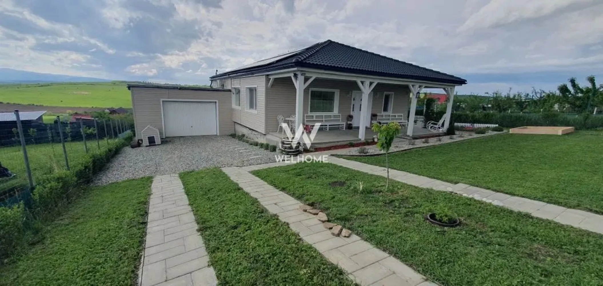 Casă individuală sustenabilă, cu teren generos – Șura Mare (Dealul Sibiului) - Vă propunem spre vânzare o proprietate deosebită, ideală pentru cei care caută independență energetică, confort și liniște – situată în zona Șura Mare (Dealul Sibiului), la doar 4 km de Hornbach. 
📍 Locație: Șesul Sibiului – zonă liniștită, în dezvoltare, cu acces rapid spre oraș
📐 Suprafață teren: 695 mp
🏠 Suprafață utilă casă: 93 mp + verandă 30 mp + garaj 47 mp + pivniță 30 mp

Compartimentare eficientă: hol de acces, bucătărie complet utilată, living luminos, 2 dormitoare confortabile, 2 băi si un dressing generos

 Autonomie și confort:
* Sistem off-grid complet, cu 14 panouri fotovoltaice (6.3 kW), invertor de 8 kW și baterii 15 kW
* Încălzire în pardoseală cu termostate individuale – sistem hibrid (pe peleți + puffer electric)
* Alimentare cu apă din puț propriu (24 m adâncime) cu stație de dedurizare și UV
* Fosa septică (2 mc)
* Verandă spațioasă și garaj cu placă de beton (posibilitate terasă)

🏗️ Construcție solidă:
* Zidărie BCA cu structură de beton
* Izolație exterioară cu polistiren 10 cm și finisaj tip siding american
* Izolație interioară cu vată bazaltică (tavan)

🌿 Curte amenajată:
Împrejmuită, cu gard viu și iedera plantată pentru intimitate și estetică.

🪑 Se vinde complet mobilată și utilată.
📄 Status juridic: Construcția are autorizație valabilă încă 21 luni. Proprietatea nu este momentan intabulabilă (zona este în extravilan), dar există document oficial de la Primărie privind includerea în intravilan (încadrarea L1 și L2 este în curs, conform viitorului PUG).

Ideală pentru cei care doresc un stil de viață sustenabil, aproape de natură, dar la doar câteva minute de oraș. 
Pret: 159 000 Euro 
Contactează-ne pentru detalii și programarea unei vizionări! 0756 094 405