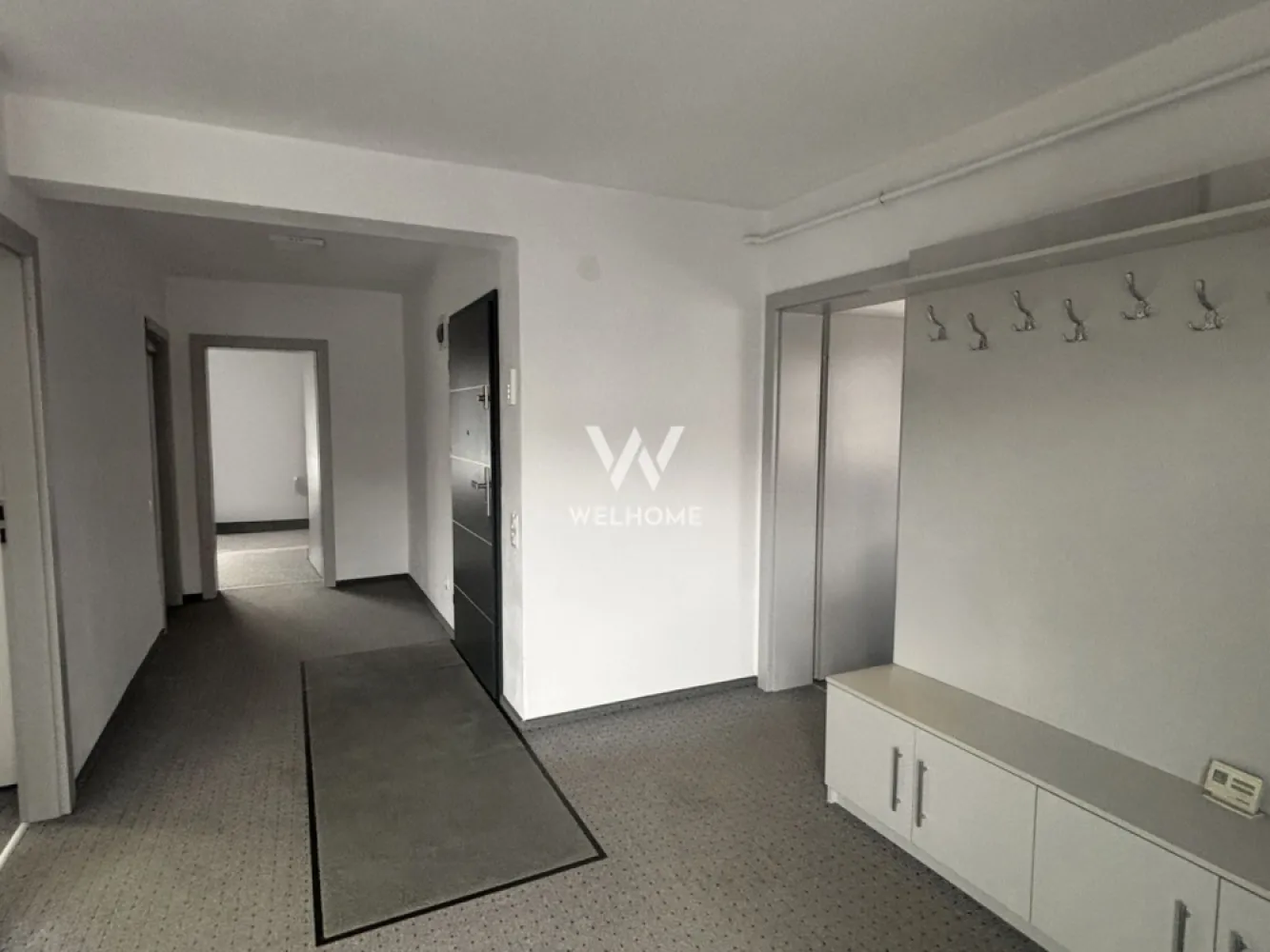 Vila Spatioasa 240 mp, Teren 820 mp Sibiu-Arhitectilor - Ideala pentru locuit sau Birou, predare LA CHEIE!

Aceasta locuinta este o oportunitate excelenta de investitie intr-o zona linistita, dar accesibila. 
Se afla Aproape de Padurea Dumbrava, intr-o zona de case.

Vine cu o suprafata utila de 240 mp distribuiti pe 2 niveluri.

LA PARTER: 
-Hol de acces
-Living
-Bucatarie separata
-2 bai
-2 dormitoare, dintre care unul cu baie
-dressing
Acces in terasa si curtea din spate Atat din zona de zi cat si din dormitor.

LA ETAJ:
-Living cu bucatarie open-space
-3 dormitoare 
-2 bai
-2 balcoane mari: unul destinat pentru zona de zi si altul pentru unul din dormitoare. 
Accesul la etaj se face din holul principal de acces.
Casa dispune de un pod pretabil ca si spatiu de depozitare.
Se pot ajusta cateva modificari la schitele aferente.

O casa cu potential si curte pozitionata pe soare.
Daca iti cauti o casa pentru 2 familii, sau o casa unde vrei sa ai si locul de munca dar si sa fii acasa, Locuinta asta este pentru tine. 

PRET: 369.000 euro