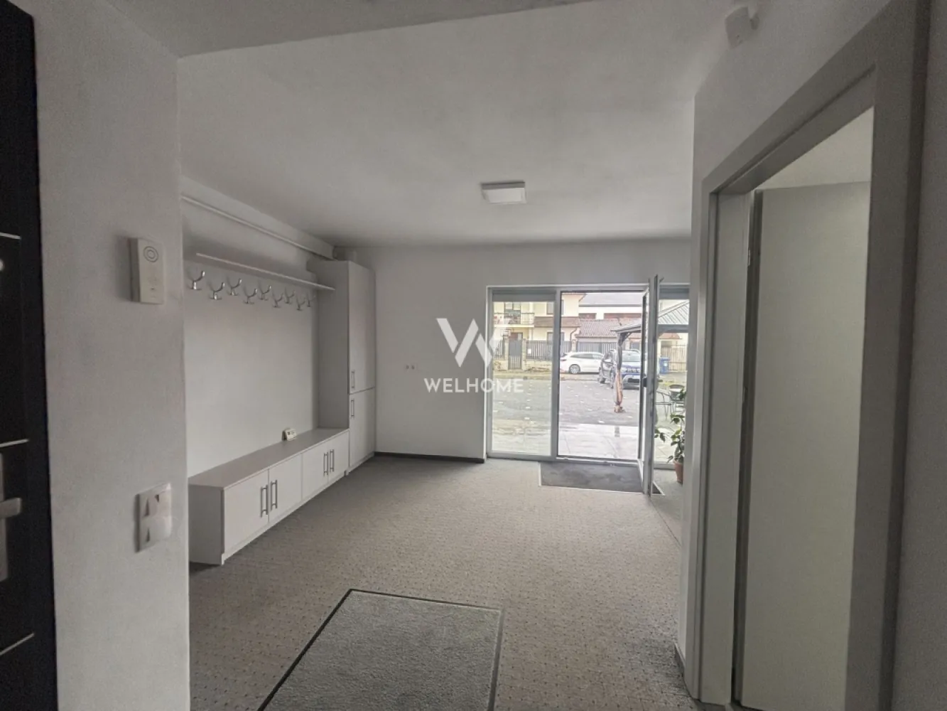 Vila Spatioasa 240 mp, Teren 820 mp Sibiu-Arhitectilor - Ideala pentru locuit sau Birou, predare LA CHEIE!

Aceasta locuinta este o oportunitate excelenta de investitie intr-o zona linistita, dar accesibila. 
Se afla Aproape de Padurea Dumbrava, intr-o zona de case.

Vine cu o suprafata utila de 240 mp distribuiti pe 2 niveluri.

LA PARTER: 
-Hol de acces
-Living
-Bucatarie separata
-2 bai
-2 dormitoare, dintre care unul cu baie
-dressing
Acces in terasa si curtea din spate Atat din zona de zi cat si din dormitor.

LA ETAJ:
-Living cu bucatarie open-space
-3 dormitoare 
-2 bai
-2 balcoane mari: unul destinat pentru zona de zi si altul pentru unul din dormitoare. 
Accesul la etaj se face din holul principal de acces.
Casa dispune de un pod pretabil ca si spatiu de depozitare.
Se pot ajusta cateva modificari la schitele aferente.

O casa cu potential si curte pozitionata pe soare.
Daca iti cauti o casa pentru 2 familii, sau o casa unde vrei sa ai si locul de munca dar si sa fii acasa, Locuinta asta este pentru tine. 

PRET: 369.000 euro