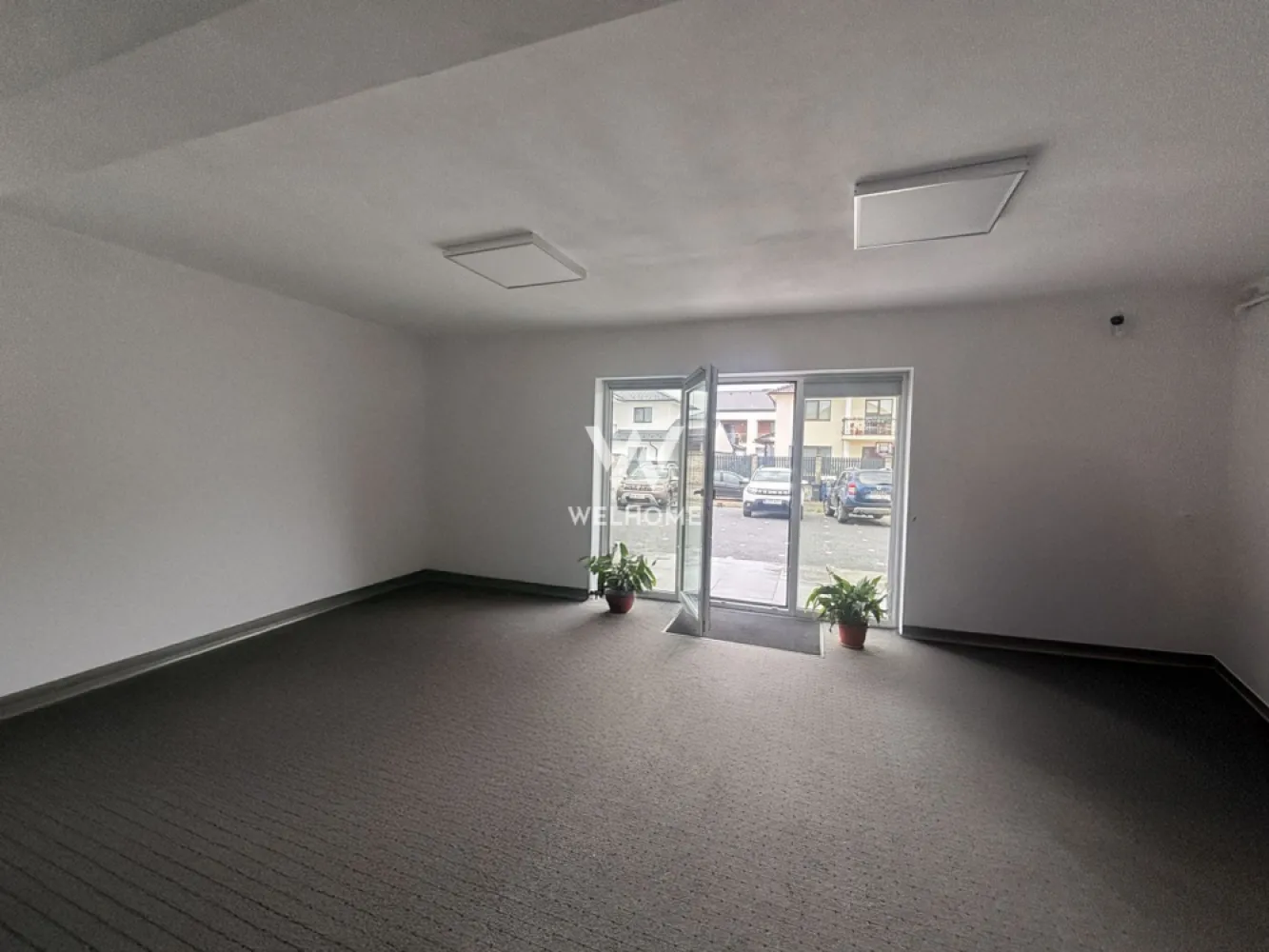 Vila Spatioasa 240 mp, Teren 820 mp Sibiu-Arhitectilor - Ideala pentru locuit sau Birou, predare LA CHEIE!

Aceasta locuinta este o oportunitate excelenta de investitie intr-o zona linistita, dar accesibila. 
Se afla Aproape de Padurea Dumbrava, intr-o zona de case.

Vine cu o suprafata utila de 240 mp distribuiti pe 2 niveluri.

LA PARTER: 
-Hol de acces
-Living
-Bucatarie separata
-2 bai
-2 dormitoare, dintre care unul cu baie
-dressing
Acces in terasa si curtea din spate Atat din zona de zi cat si din dormitor.

LA ETAJ:
-Living cu bucatarie open-space
-3 dormitoare 
-2 bai
-2 balcoane mari: unul destinat pentru zona de zi si altul pentru unul din dormitoare. 
Accesul la etaj se face din holul principal de acces.
Casa dispune de un pod pretabil ca si spatiu de depozitare.
Se pot ajusta cateva modificari la schitele aferente.

O casa cu potential si curte pozitionata pe soare.
Daca iti cauti o casa pentru 2 familii, sau o casa unde vrei sa ai si locul de munca dar si sa fii acasa, Locuinta asta este pentru tine. 

PRET: 369.000 euro