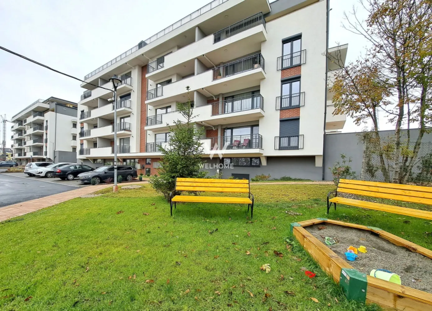 Apartament 3 camere, terasa si balcon - Sibiu - Locuinta cu 3 camere, terasa si balcon- zona rezidentiala noua Turnisor

Calitate, confort si spatii functionale - note ale acestui ansamblu
Facilitati la indemana si accesibilitate buna spre punctele de interes ale orasului, cat si autostrada sau Aeroport
Apartament situat la etajul 1 - ofera living cu bucatarie, 2 dormitoare, doua bai, terasa acoperita si balcon
Suprafata utila 68 mp + treasa 11 mp si balcon de 4 mp
Ca si finisaje/dotari se ofera: centrala in condensatie, incalzire in pardoseala cu sistem inteligent de control, termostate pe fiecare camera, prize si intrerupatoare, usa metalica la intrare, videointerfon, geamuri termopan 3 foi de sticla, jaluzele electrice; peretii gletuiti, sapa.
Boxa depozitare - cuprinsa in pret apartament
Ansamblul este placut organizat, cu spatii verzi, alei, parcari, cuprinde si o zona destinata sport si timp liber, loc de joaca pentru copii
Create pentru familie, apartamente variate pentru fiecare! 
Predare in 2026

Pret vanzare: -132.900 Euro + TVA 
Loc de parcare: -5.000 Euro suprateran
 -10.000 Euro subteran

Tel: 0793.388.888