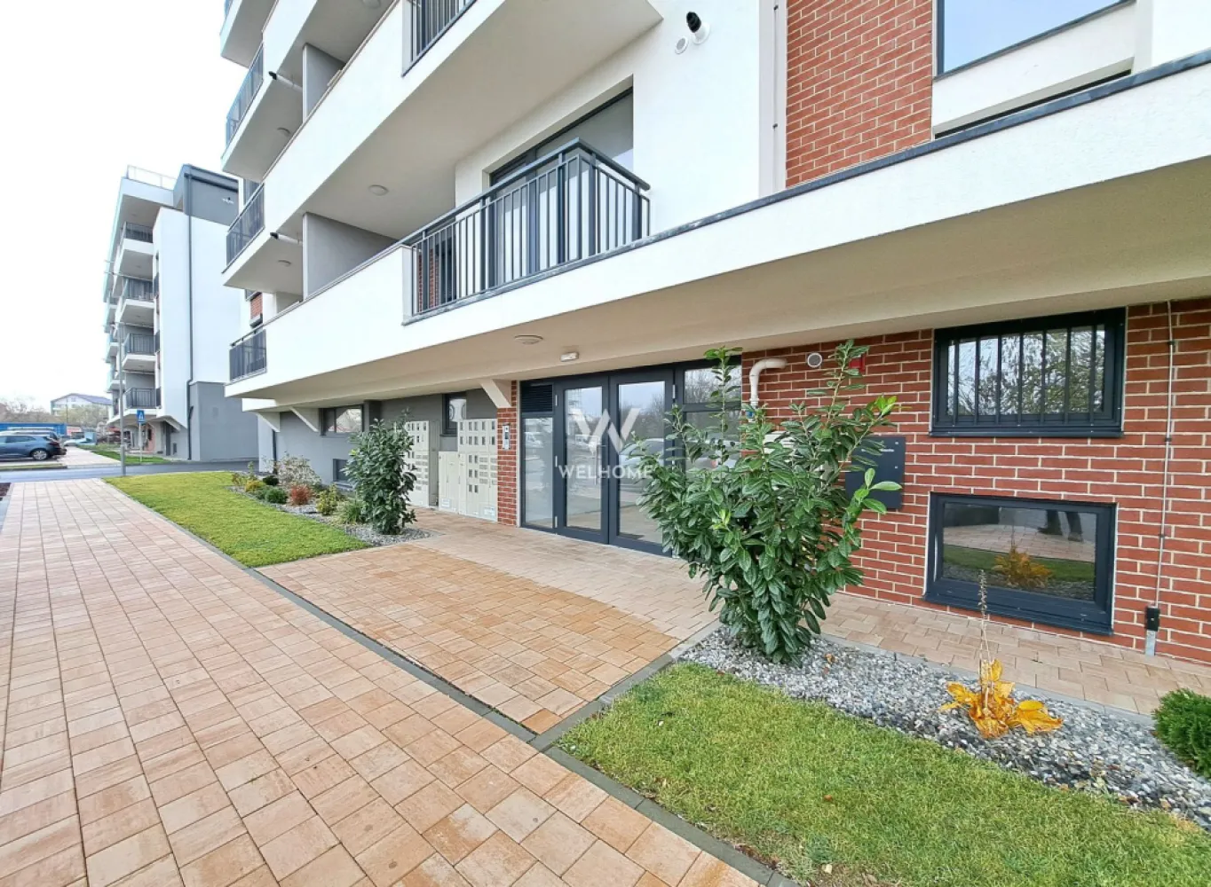 Apartament 3 camere, terasa si balcon - Sibiu - Locuinta cu 3 camere, terasa si balcon- zona rezidentiala noua Turnisor

Calitate, confort si spatii functionale - note ale acestui ansamblu
Facilitati la indemana si accesibilitate buna spre punctele de interes ale orasului, cat si autostrada sau Aeroport
Apartament situat la etajul 1 - ofera living cu bucatarie, 2 dormitoare, doua bai, terasa acoperita si balcon
Suprafata utila 68 mp + treasa 11 mp si balcon de 4 mp
Ca si finisaje/dotari se ofera: centrala in condensatie, incalzire in pardoseala cu sistem inteligent de control, termostate pe fiecare camera, prize si intrerupatoare, usa metalica la intrare, videointerfon, geamuri termopan 3 foi de sticla, jaluzele electrice; peretii gletuiti, sapa.
Boxa depozitare - cuprinsa in pret apartament
Ansamblul este placut organizat, cu spatii verzi, alei, parcari, cuprinde si o zona destinata sport si timp liber, loc de joaca pentru copii
Create pentru familie, apartamente variate pentru fiecare! 
Predare in 2026

Pret vanzare: -132.900 Euro + TVA 
Loc de parcare: -5.000 Euro suprateran
 -10.000 Euro subteran

Tel: 0793.388.888