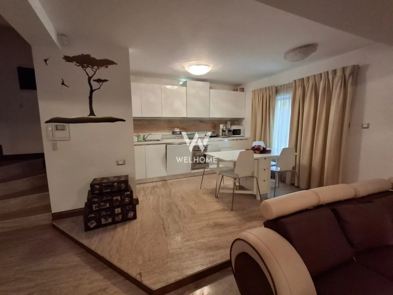 Casa individuala de vanzare, 4 camere, Sibiu, Calea Poplacii - Se vinde casa cu 4 camere in zona Calea Poplacii ideala pentru locuit sau pentru un centru de beauty sau birouri. Construita in 2010, din caramida, acoperita cu tigla, la doar 3,4 km de Centrul orasului si 8 min cu masina. Este o imbinare perfecta dintre o casa si un apartament spatios cu 3 dormitoare, living open space si garaj. Suprafata totala utila este de 196.08 mp plus subsolul de aprox 40 mp. Situata intr-o zona foarte solicitata, casa este distribuita astfel:
Subsol: hol, camera tehnica, camera care poate fi transformata in crama si 2 camarute mici de 5 si 6 mp aproximativ pentru depozitare
Parter: garaj de 21,57mp, o toaleta de serviciu, hol cu casa scarii prin care se face accesul la primul nivel.
Etaj 1: living cu bucatarie open space, balcon de 7 m, scari interioare , placate cu travertin, si balustrade superbe din fier.
Etaj 2: 2 dormitoare, 1 baie, balcon, scari interioare.
Mansarda: 1camera generoasa si 1 baie.
Intreaga casa are incalzire in pardoseala. Imobilul se vinde complet mobilat si utilat, ca in poze. Mobila este de cea mai buna calitate. Incalzirea este electrică, prin pardoseala cu termostate individuale pe camere si etaje. Dispune de 2 aere conditionate, unul in living, celalalt in mansarda. La exterior exista izolatie termica. Casa a fost locuita numai ocazional (cateva luni pe an) si se afla intr-o stare foarte buna. O filmare este disponibila pentru a fi trimisa pe Whattapp sau Messenger pentru doritori. Holurile, scarile si livingul cu bucataria sunt placate cu travertin.
Alarma si camerele de securitate sunt functionale si sunt montate de asemenea pe proprietate la interior si exterior. Casa are termopane maro de calitate cu sliding doors la cele 2 balcoane si video interfon pe toate nivelele.
Casa se vinde complet mobilata si utilata si pune la dispozitie 2 locuri de parcare.
Zona in care se afla ofera confort prin obiectivele aflate in proximitate, scoala, cabinete medicale, mijloace de transport, magazine alimentare, farmacii, parc.

Pretul 330.000 euro, negociabil

Detalii si vizionari
0740066818