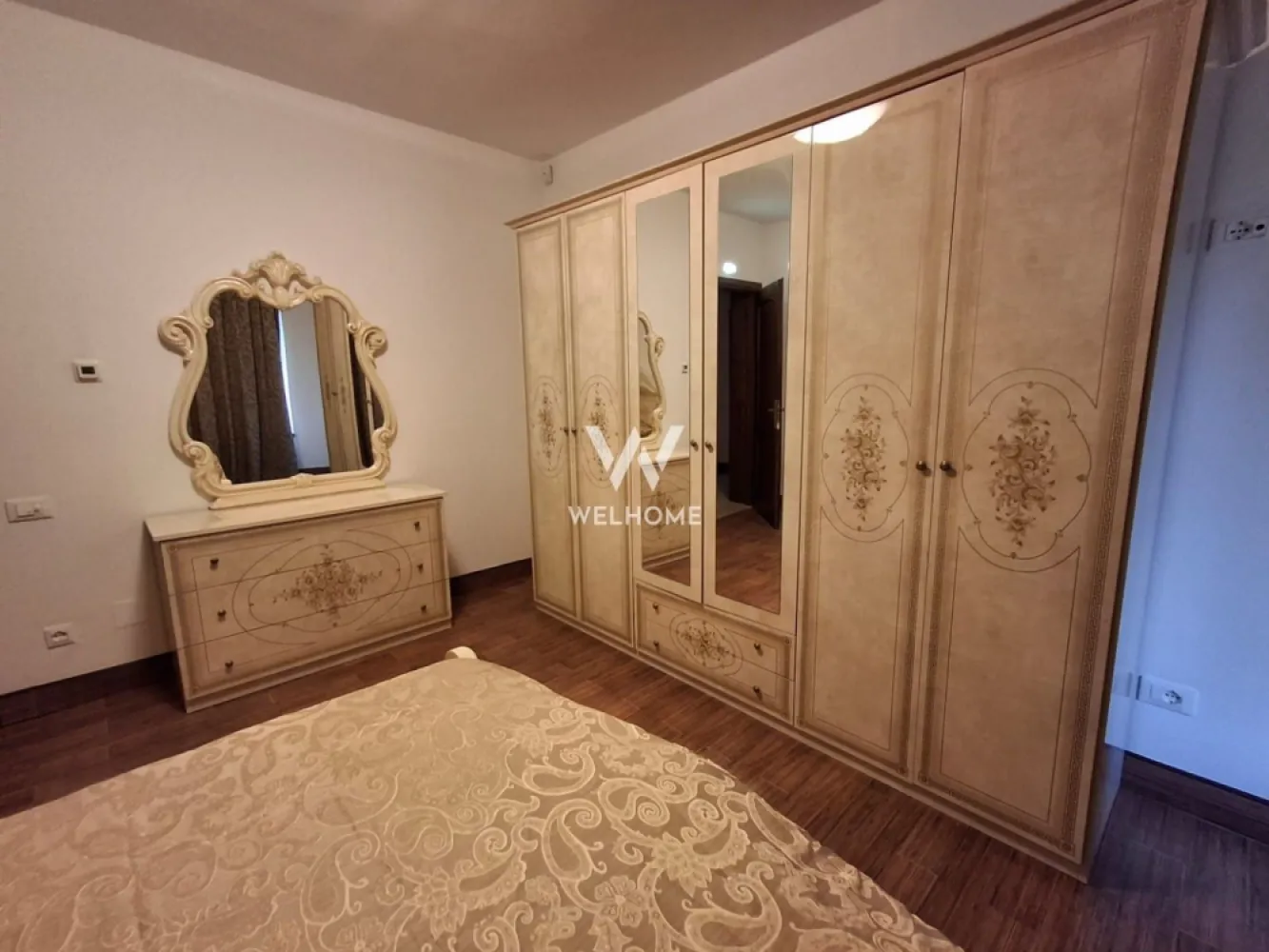 Casa individuala de vanzare, 4 camere, Sibiu, Calea Poplacii - Se vinde casa cu 4 camere in zona Calea Poplacii ideala pentru locuit sau pentru un centru de beauty sau birouri. Construita in 2010, din caramida, acoperita cu tigla, la doar 3,4 km de Centrul orasului si 8 min cu masina. Este o imbinare perfecta dintre o casa si un apartament spatios cu 3 dormitoare, living open space si garaj. Suprafata totala utila este de 196.08 mp plus subsolul de aprox 40 mp. Situata intr-o zona foarte solicitata, casa este distribuita astfel:
Subsol: hol, camera tehnica, camera care poate fi transformata in crama si 2 camarute mici de 5 si 6 mp aproximativ pentru depozitare
Parter: garaj de 21,57mp, o toaleta de serviciu, hol cu casa scarii prin care se face accesul la primul nivel.
Etaj 1: living cu bucatarie open space, balcon de 7 m, scari interioare , placate cu travertin, si balustrade superbe din fier.
Etaj 2: 2 dormitoare, 1 baie, balcon, scari interioare.
Mansarda: 1camera generoasa si 1 baie.
Intreaga casa are incalzire in pardoseala. Imobilul se vinde complet mobilat si utilat, ca in poze. Mobila este de cea mai buna calitate. Incalzirea este electrică, prin pardoseala cu termostate individuale pe camere si etaje. Dispune de 2 aere conditionate, unul in living, celalalt in mansarda. La exterior exista izolatie termica. Casa a fost locuita numai ocazional (cateva luni pe an) si se afla intr-o stare foarte buna. O filmare este disponibila pentru a fi trimisa pe Whattapp sau Messenger pentru doritori. Holurile, scarile si livingul cu bucataria sunt placate cu travertin.
Alarma si camerele de securitate sunt functionale si sunt montate de asemenea pe proprietate la interior si exterior. Casa are termopane maro de calitate cu sliding doors la cele 2 balcoane si video interfon pe toate nivelele.
Casa se vinde complet mobilata si utilata si pune la dispozitie 2 locuri de parcare.
Zona in care se afla ofera confort prin obiectivele aflate in proximitate, scoala, cabinete medicale, mijloace de transport, magazine alimentare, farmacii, parc.

Pretul 330.000 euro, negociabil

Detalii si vizionari
0740066818