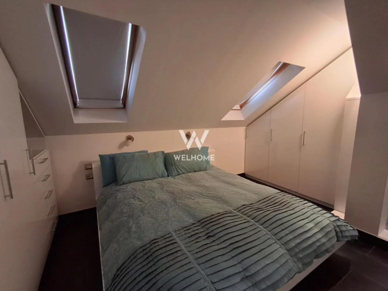 Casa individuala de vanzare, 4 camere, Sibiu, Calea Poplacii - Se vinde casa cu 4 camere in zona Calea Poplacii ideala pentru locuit sau pentru un centru de beauty sau birouri. Construita in 2010, din caramida, acoperita cu tigla, la doar 3,4 km de Centrul orasului si 8 min cu masina. Este o imbinare perfecta dintre o casa si un apartament spatios cu 3 dormitoare, living open space si garaj. Suprafata totala utila este de 196.08 mp plus subsolul de aprox 40 mp. Situata intr-o zona foarte solicitata, casa este distribuita astfel:
Subsol: hol, camera tehnica, camera care poate fi transformata in crama si 2 camarute mici de 5 si 6 mp aproximativ pentru depozitare
Parter: garaj de 21,57mp, o toaleta de serviciu, hol cu casa scarii prin care se face accesul la primul nivel.
Etaj 1: living cu bucatarie open space, balcon de 7 m, scari interioare , placate cu travertin, si balustrade superbe din fier.
Etaj 2: 2 dormitoare, 1 baie, balcon, scari interioare.
Mansarda: 1camera generoasa si 1 baie.
Intreaga casa are incalzire in pardoseala. Imobilul se vinde complet mobilat si utilat, ca in poze. Mobila este de cea mai buna calitate. Incalzirea este electrică, prin pardoseala cu termostate individuale pe camere si etaje. Dispune de 2 aere conditionate, unul in living, celalalt in mansarda. La exterior exista izolatie termica. Casa a fost locuita numai ocazional (cateva luni pe an) si se afla intr-o stare foarte buna. O filmare este disponibila pentru a fi trimisa pe Whattapp sau Messenger pentru doritori. Holurile, scarile si livingul cu bucataria sunt placate cu travertin.
Alarma si camerele de securitate sunt functionale si sunt montate de asemenea pe proprietate la interior si exterior. Casa are termopane maro de calitate cu sliding doors la cele 2 balcoane si video interfon pe toate nivelele.
Casa se vinde complet mobilata si utilata si pune la dispozitie 2 locuri de parcare.
Zona in care se afla ofera confort prin obiectivele aflate in proximitate, scoala, cabinete medicale, mijloace de transport, magazine alimentare, farmacii, parc.

Pretul 330.000 euro, negociabil

Detalii si vizionari
0740066818