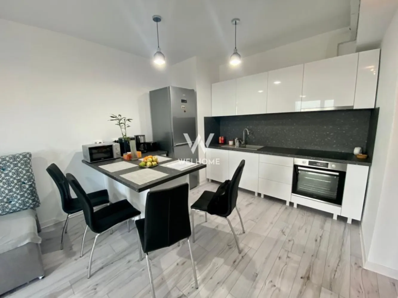 Apartament modern 2 camere, mobilat complet, balcon si parcare - Vă propunem spre vânzare un apartament cochet și eficient compartimentat, situat în cartierul bunelor maniere, într-o zonă liniștită și bine conectată.

📐 Suprafață utilă: 37,8 mp
🛏️ Compartimentare: hol, dormitor, baie, living cu bucătărie open-space
🌅 Balcon: 5,6 mp – ideal pentru relaxare
🅿️ Loc de parcare propriu – trecut în contract
🏗️ Clădire finalizată în 2022 – standarde moderne de construcție
🏠 Se vinde complet mobilat și utilat:
 • Mobilier de bucătărie făcut la comandă
 • Dormitor elegant de la Mobexpert

✔️ Apartamentul este situat la etajul 1, ideal pentru acces facil și confort.

💰 Preț: 105.000 EUR – ușor negociabil

Este alegerea perfectă pentru un cuplu sau o persoană care își dorește un spațiu modern, gata de mutat, într-o zonă cu potențial și liniște.

📞0757 092 440 Pentru mai multe detalii sau o vizionare, nu ezitați să mă contactați!
