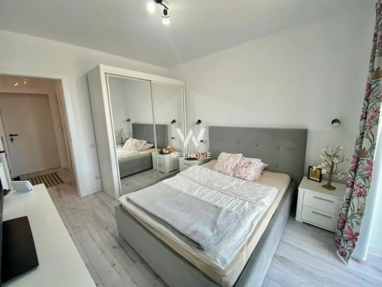 Apartament modern 2 camere, mobilat complet, balcon si parcare - Vă propunem spre vânzare un apartament cochet și eficient compartimentat, situat în cartierul bunelor maniere, într-o zonă liniștită și bine conectată.

📐 Suprafață utilă: 37,8 mp
🛏️ Compartimentare: hol, dormitor, baie, living cu bucătărie open-space
🌅 Balcon: 5,6 mp – ideal pentru relaxare
🅿️ Loc de parcare propriu – trecut în contract
🏗️ Clădire finalizată în 2022 – standarde moderne de construcție
🏠 Se vinde complet mobilat și utilat:
 • Mobilier de bucătărie făcut la comandă
 • Dormitor elegant de la Mobexpert

✔️ Apartamentul este situat la etajul 1, ideal pentru acces facil și confort.

💰 Preț: 105.000 EUR – ușor negociabil

Este alegerea perfectă pentru un cuplu sau o persoană care își dorește un spațiu modern, gata de mutat, într-o zonă cu potențial și liniște.

📞0757 092 440 Pentru mai multe detalii sau o vizionare, nu ezitați să mă contactați!