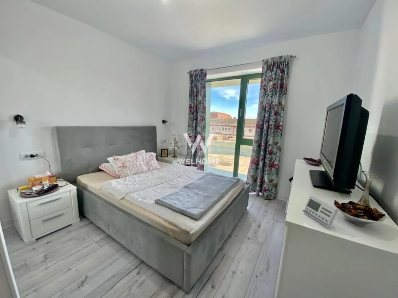 Apartament modern 2 camere, mobilat complet, balcon si parcare - Vă propunem spre vânzare un apartament cochet și eficient compartimentat, situat în cartierul bunelor maniere, într-o zonă liniștită și bine conectată.

📐 Suprafață utilă: 37,8 mp
🛏️ Compartimentare: hol, dormitor, baie, living cu bucătărie open-space
🌅 Balcon: 5,6 mp – ideal pentru relaxare
🅿️ Loc de parcare propriu – trecut în contract
🏗️ Clădire finalizată în 2022 – standarde moderne de construcție
🏠 Se vinde complet mobilat și utilat:
 • Mobilier de bucătărie făcut la comandă
 • Dormitor elegant de la Mobexpert

✔️ Apartamentul este situat la etajul 1, ideal pentru acces facil și confort.

💰 Preț: 105.000 EUR – ușor negociabil

Este alegerea perfectă pentru un cuplu sau o persoană care își dorește un spațiu modern, gata de mutat, într-o zonă cu potențial și liniște.

📞0757 092 440 Pentru mai multe detalii sau o vizionare, nu ezitați să mă contactați!