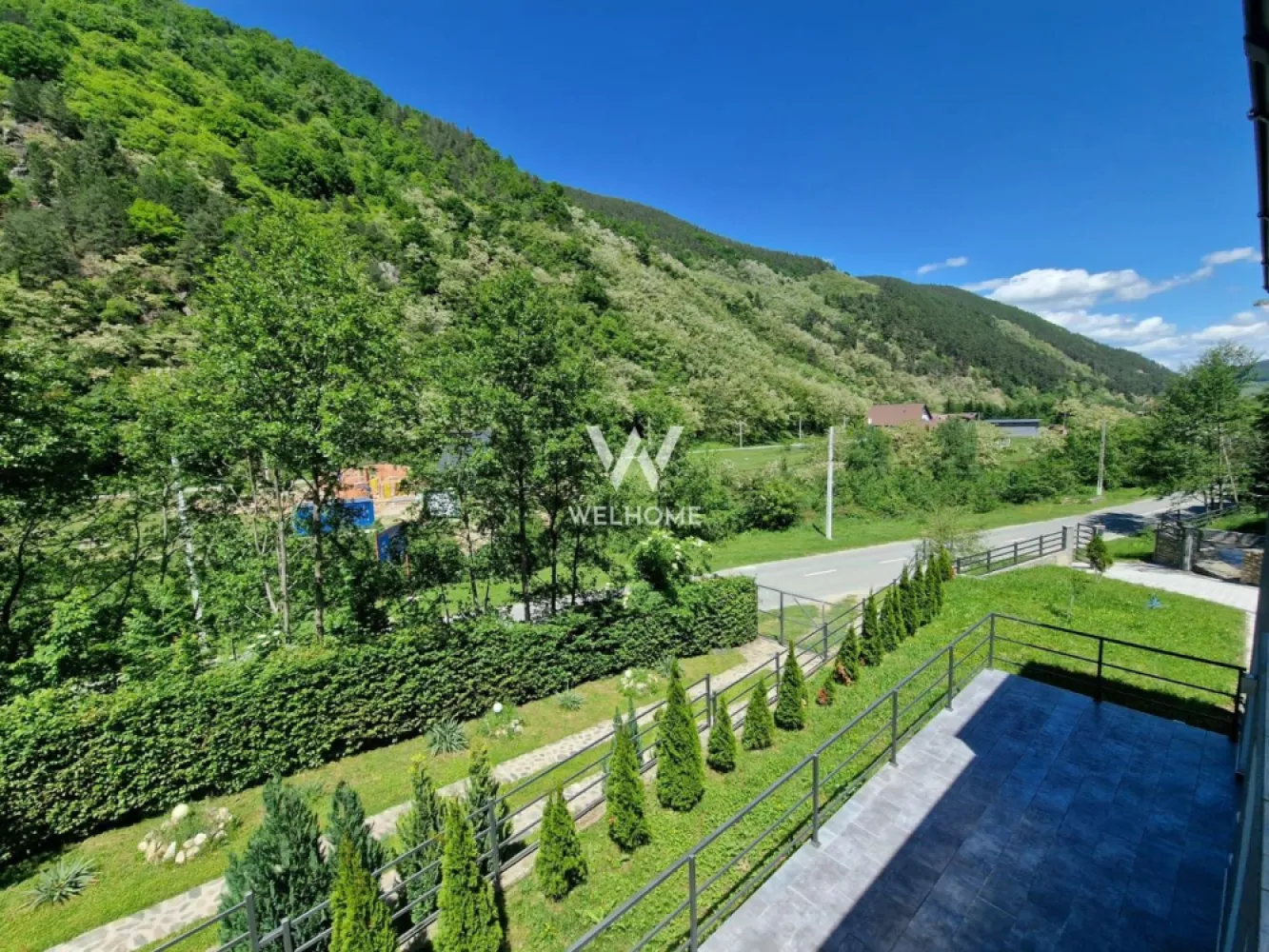 Casa individuala, teren 2000 -Sibiu, Gura Raului - - Casa splendida de vanzare, in sanul naturii - Sibiu, Gura Raului. Pozitionata la strada principala, cu o priveliste minunata la muntele impadurit, casa este impartita astfel:
Parter: living, bucatarie inchisa, baie, camera tehnica
Etaj : 2 dormitoare, unite de un balcon generos cu vedere la munte. baie

Plusuri ale acestei proprietati - teren mare, incalzire in pardoseala( sisteme separate, cate una pe etaj), geamuri tripan, locatie cu multa natura la 15 minute de agitatia urbana

Casa este amplasata pe mijlocul terenului, in care se regaseste o filigorie, dotata cu gratar, ceaun, masa si scaune. Marginita de o padurice care apartine de proprietate !!

Aceasta proprietate este potrivita ca si casa de locuit, casa de vacanta si de ce nu, o buna investitie. Este edificata in anul 2024 si nu a mai avut alti locatari.

Vizita si infos - Cristina NIta 0740066818
Pret vanzare 305.000 Euro