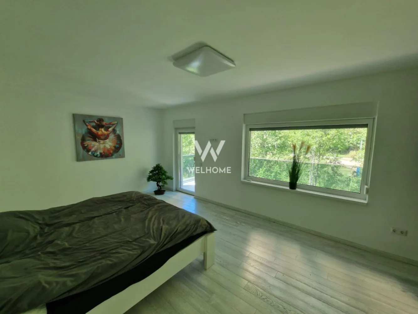 Casa individuala, teren 2000 -Sibiu, Gura Raului - - Casa splendida de vanzare, in sanul naturii - Sibiu, Gura Raului. Pozitionata la strada principala, cu o priveliste minunata la muntele impadurit, casa este impartita astfel:
Parter: living, bucatarie inchisa, baie, camera tehnica
Etaj : 2 dormitoare, unite de un balcon generos cu vedere la munte. baie

Plusuri ale acestei proprietati - teren mare, incalzire in pardoseala( sisteme separate, cate una pe etaj), geamuri tripan, locatie cu multa natura la 15 minute de agitatia urbana

Casa este amplasata pe mijlocul terenului, in care se regaseste o filigorie, dotata cu gratar, ceaun, masa si scaune. Marginita de o padurice care apartine de proprietate !!

Aceasta proprietate este potrivita ca si casa de locuit, casa de vacanta si de ce nu, o buna investitie. Este edificata in anul 2024 si nu a mai avut alti locatari.

Vizita si infos - Cristina NIta 0740066818
Pret vanzare 305.000 Euro