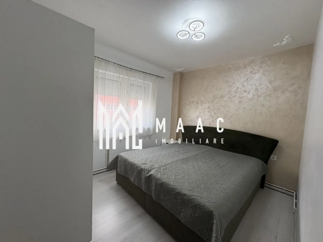 Apartament 2 camere | 50 MPU | Lift | Mihai Viteazu - MAAC Imobiliare vă propune spre închiriere un apartament cochet cu 2 camere decomandate, situat într-o zonă centrală excelentă, vis-a-vis de biserica de pe Mihai Viteazu.

Locuința este amplasată la etaj intermediar 2 din 8, într-un imobil prevăzut cu lift, și dispune de o suprafață utilă de 50 mp, fiind ideală pentru un cuplu sau o persoană care își dorește confort și acces facil către toate punctele de interes ale orașului.

Apartamentul este complet mobilat și utilat, se remarcă printr-o atmosferă luminoasă, primitoare și bine organizată, având o compartimentare practică și eficientă:

Living spațios
Un dormitor confortabil
Bucătărie separată
Baie

Printre dotările care completează confortul proprietății se numără:

Aer condiționat
Centrală termică nouă
Mobilier și electrocasnice complete
Bloc cu lift
Etaj intermediar

Poziționarea centrală oferă acces rapid către magazine, mijloace de transport, farmacii, restaurante, școli și alte puncte de interes.

Pentru mai multe detalii sau programarea unei vizionări, nu ezitați să ne contactați specificand ID: CP2986857