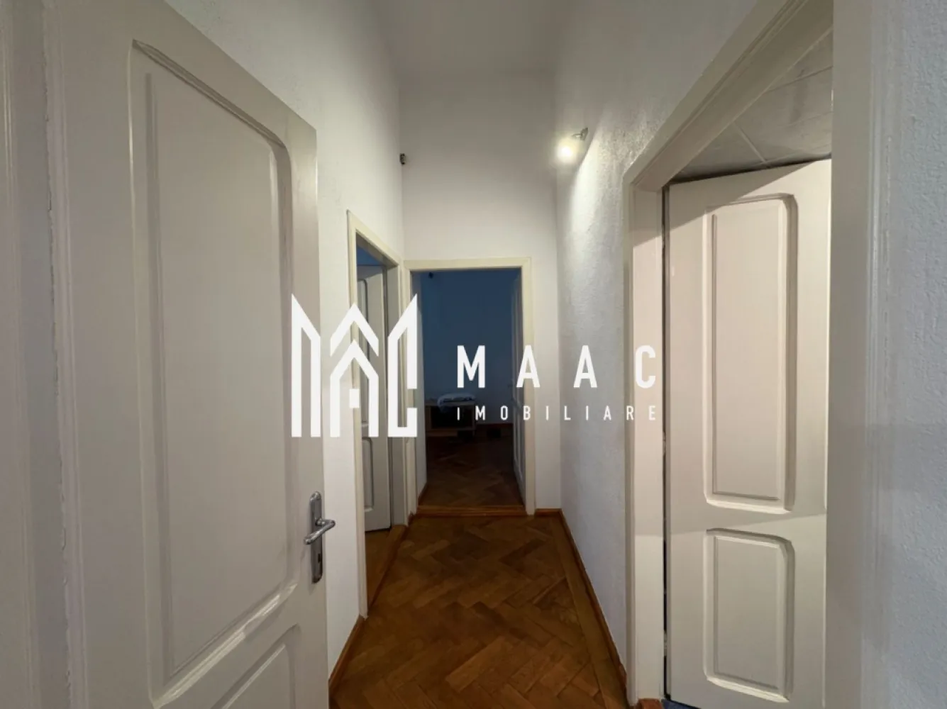 Apartament de vânzare Sibiu 3 camere decomandat | Central | 76 mp, 2 parcări - Apartament de vânzare în zona Centrală din Sibiu, pe Bulevardul Victoriei, cu 3 camere decomandat, 76 mp utili și poziționare la etajul 1 al unei vile, aproape de Rectorat și Facultatea Lucian Blaga.

Detalii proprietate:
• Suprafață utilă: 76 mp
• Compartimentare: 2 dormitoare, living, 1 baie, 1 bucătărie și spațiu tehnic
• Etaj 1
• Finisaje moderne și mobilat complet
• An construcție: 1950
• 2 locuri de parcare
• Pivniță de 40 mp
• Cota parte de 15% din curtea de 1450 mp

Poziționat pe Bulevardul Victoriei, apartamentul are acces rapid către zona centrală a orașului și se află lângă Rectorat și Facultatea Lucian Blaga, un reper important al Sibiului. Amplasarea la vilă și spațiile auxiliare completează util proprietatea.

Cod anunț CP3063518. Contactați-ne pentru o vizionare și pentru mai multe detalii despre această proprietate din Sibiu.