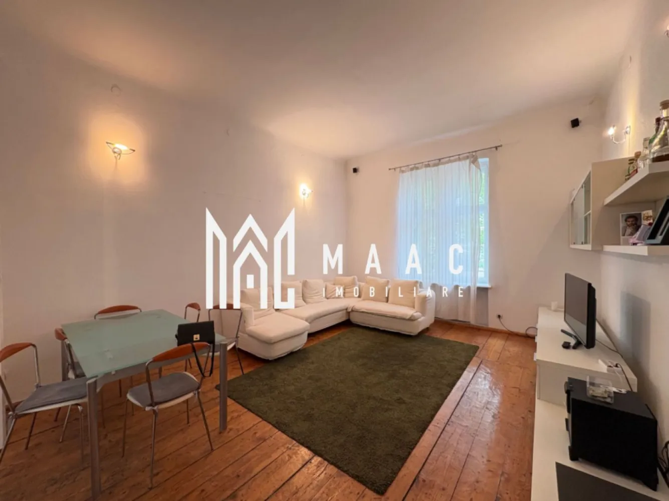 Apartament de vânzare Sibiu 3 camere decomandat | Central | 76 mp, 2 parcări - Apartament de vânzare în zona Centrală din Sibiu, pe Bulevardul Victoriei, cu 3 camere decomandat, 76 mp utili și poziționare la etajul 1 al unei vile, aproape de Rectorat și Facultatea Lucian Blaga.

Detalii proprietate:
• Suprafață utilă: 76 mp
• Compartimentare: 2 dormitoare, living, 1 baie, 1 bucătărie și spațiu tehnic
• Etaj 1
• Finisaje moderne și mobilat complet
• An construcție: 1950
• 2 locuri de parcare
• Pivniță de 40 mp
• Cota parte de 15% din curtea de 1450 mp

Poziționat pe Bulevardul Victoriei, apartamentul are acces rapid către zona centrală a orașului și se află lângă Rectorat și Facultatea Lucian Blaga, un reper important al Sibiului. Amplasarea la vilă și spațiile auxiliare completează util proprietatea.

Cod anunț CP3063518. Contactați-ne pentru o vizionare și pentru mai multe detalii despre această proprietate din Sibiu.