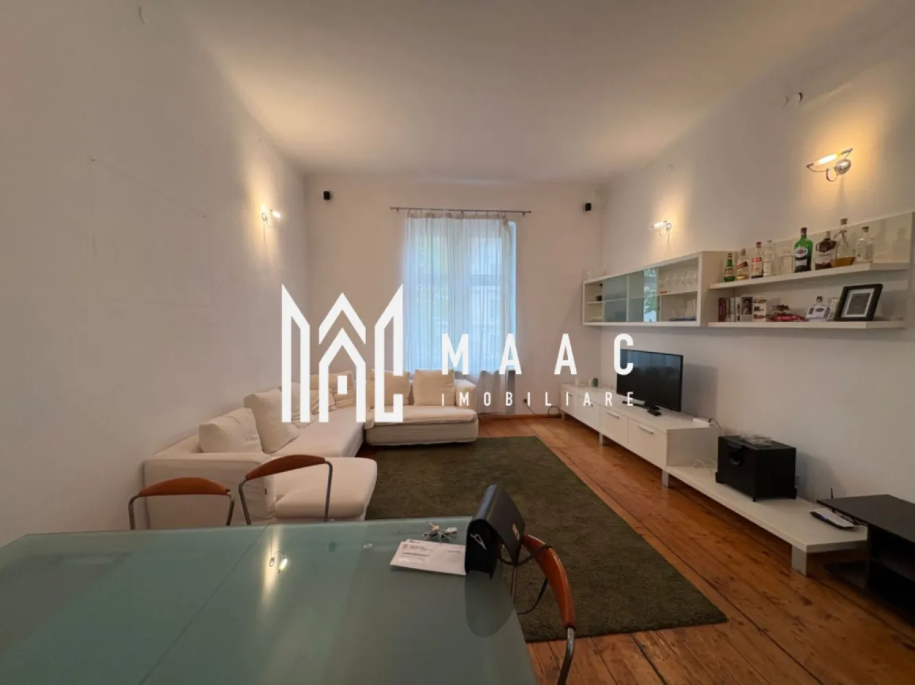 Apartament de vânzare Sibiu 3 camere decomandat | Central | 76 mp, 2 parcări - Apartament de vânzare în zona Centrală din Sibiu, pe Bulevardul Victoriei, cu 3 camere decomandat, 76 mp utili și poziționare la etajul 1 al unei vile, aproape de Rectorat și Facultatea Lucian Blaga.

Detalii proprietate:
• Suprafață utilă: 76 mp
• Compartimentare: 2 dormitoare, living, 1 baie, 1 bucătărie și spațiu tehnic
• Etaj 1
• Finisaje moderne și mobilat complet
• An construcție: 1950
• 2 locuri de parcare
• Pivniță de 40 mp
• Cota parte de 15% din curtea de 1450 mp

Poziționat pe Bulevardul Victoriei, apartamentul are acces rapid către zona centrală a orașului și se află lângă Rectorat și Facultatea Lucian Blaga, un reper important al Sibiului. Amplasarea la vilă și spațiile auxiliare completează util proprietatea.

Cod anunț CP3063518. Contactați-ne pentru o vizionare și pentru mai multe detalii despre această proprietate din Sibiu.