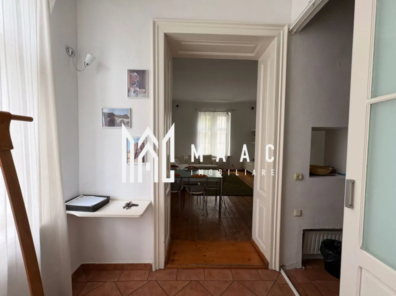 Apartament de vânzare Sibiu 3 camere decomandat | Central | 76 mp, 2 parcări - Apartament de vânzare în zona Centrală din Sibiu, pe Bulevardul Victoriei, cu 3 camere decomandat, 76 mp utili și poziționare la etajul 1 al unei vile, aproape de Rectorat și Facultatea Lucian Blaga.

Detalii proprietate:
• Suprafață utilă: 76 mp
• Compartimentare: 2 dormitoare, living, 1 baie, 1 bucătărie și spațiu tehnic
• Etaj 1
• Finisaje moderne și mobilat complet
• An construcție: 1950
• 2 locuri de parcare
• Pivniță de 40 mp
• Cota parte de 15% din curtea de 1450 mp

Poziționat pe Bulevardul Victoriei, apartamentul are acces rapid către zona centrală a orașului și se află lângă Rectorat și Facultatea Lucian Blaga, un reper important al Sibiului. Amplasarea la vilă și spațiile auxiliare completează util proprietatea.

Cod anunț CP3063518. Contactați-ne pentru o vizionare și pentru mai multe detalii despre această proprietate din Sibiu.