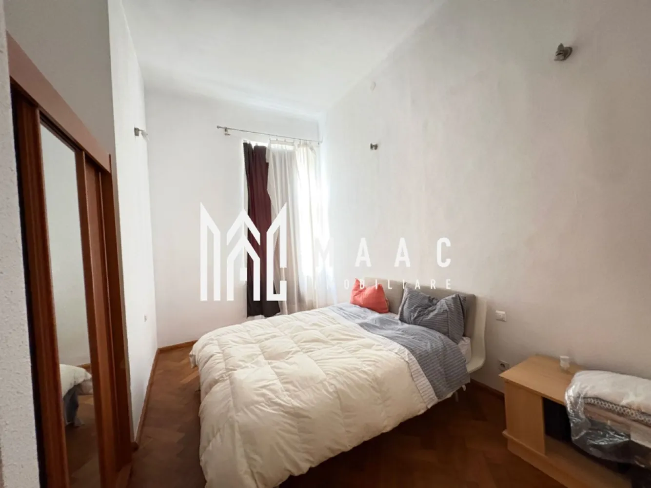 Apartament de vânzare Sibiu 3 camere decomandat | Central | 76 mp, 2 parcări - Apartament de vânzare în zona Centrală din Sibiu, pe Bulevardul Victoriei, cu 3 camere decomandat, 76 mp utili și poziționare la etajul 1 al unei vile, aproape de Rectorat și Facultatea Lucian Blaga.

Detalii proprietate:
• Suprafață utilă: 76 mp
• Compartimentare: 2 dormitoare, living, 1 baie, 1 bucătărie și spațiu tehnic
• Etaj 1
• Finisaje moderne și mobilat complet
• An construcție: 1950
• 2 locuri de parcare
• Pivniță de 40 mp
• Cota parte de 15% din curtea de 1450 mp

Poziționat pe Bulevardul Victoriei, apartamentul are acces rapid către zona centrală a orașului și se află lângă Rectorat și Facultatea Lucian Blaga, un reper important al Sibiului. Amplasarea la vilă și spațiile auxiliare completează util proprietatea.

Cod anunț CP3063518. Contactați-ne pentru o vizionare și pentru mai multe detalii despre această proprietate din Sibiu.