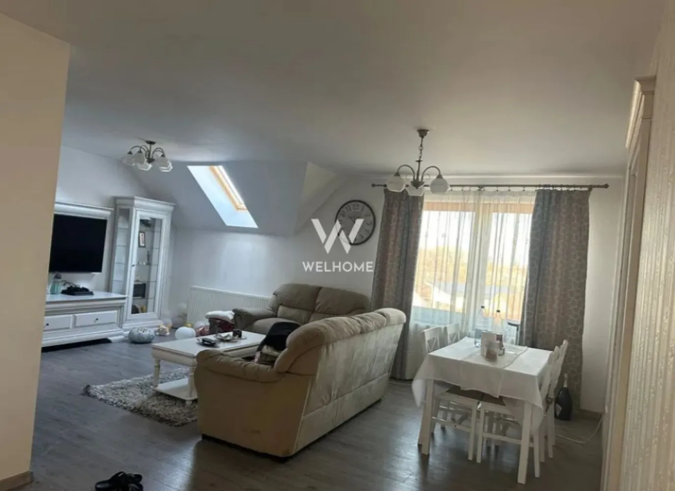 Casa cu etaj si intrare separata - Selimbar - Casa de vanzare in Selimbar, intrare separata la etaj. 

- Casa are 6 camere si este compartimentata astfel: 3 dormitoare, hol mare, bucătărie spatioasa si o baie moderna, iar la etaj cu acces separat din exterior avem 2 dormitoare mari, un living luminos, o baie eleganta cu geam si un dressing spațios. 
- Casa are o suprafata utila de 200 mp. 

• Intrarea separată pentru etaj este ideală pentru familii mari sau pentru închiriere. 
• Teren: 200mp curte
• Materiale de construcție de calitate superioară și finisaje moderne.
• Curte privată, perfectă pentru relaxare. 

Preț: 310.000 Euro
Telefon: 0756 094 405