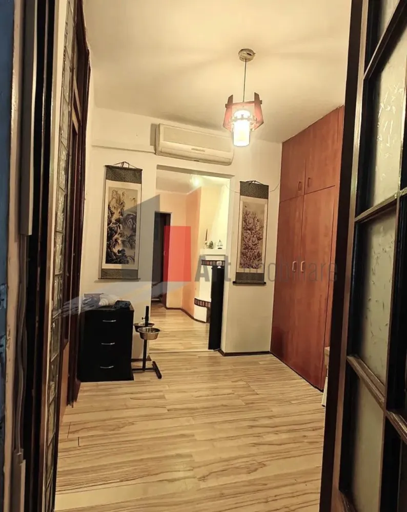 Apartament 3 Camere Rahova, Centrală Proprie – Mobilat Utilat parcare - Vă propunem spre vânzare un apartament cu 3 camere, situat la parterul unui bloc cu 8 etaje construit în 1982, în cartierul Rahova., pe strada Barca. Cu o suprafață utilă generoasă de 67 m², locuința este în stare excelentă, gata de utilizare și reprezintă o oportunitate ideală pentru mutare imediată sau investiție.
📐 Dotări și Facilități Incluse:
 Confort termic: Încălzire prin centrală proprie pe gaz și aparat de aer condiționat semineu.
Instalatii electrice si sanitare refacute integral
Electrocasnice: Bucătărie complet echipată cu plită, cuptor, frigider și mașină de spălat vase. Mașină de spălat rufe inclusă.
Mobilier: Se vinde complet mobilat, exact așa cum se vede în fotografii.
Depozitare: Dispune de o debara practică, ideală pentru organizarea eficientă a casei.
Siguranță: Dotat cu ușă metalică la intrare și sistem de supraveghere video.

📍 Localizare și Facilități Zonale:
Amplasarea este una avantajoasă, oferind acces facil și rapid către toate punctele de interes zilnic:
Cumpărături: În imediata apropiere se află supermarketuri și magazine de proximitate (ex: Carrefour Express).
Timp liber & Relaxare: Parcuri, locuri de joacă pentru copii, cafenele și restaurante (inclusiv "Restaurant Cuibul Rândunelelor").
Sănătate: Clinici medicale și farmacii la câteva minute distanță.
Transport în comun: Conexiuni rapide către restul orașului prin stațiile de autobuz și tramvai din zonă.

Stare: Gata de utilizare (mutare imediată)

📞 Nu ratați ocazia! Acest apartament oferă echilibrul perfect între confort, siguranță și o locație bine conectată. Programați o vizionare chiar astăzi!