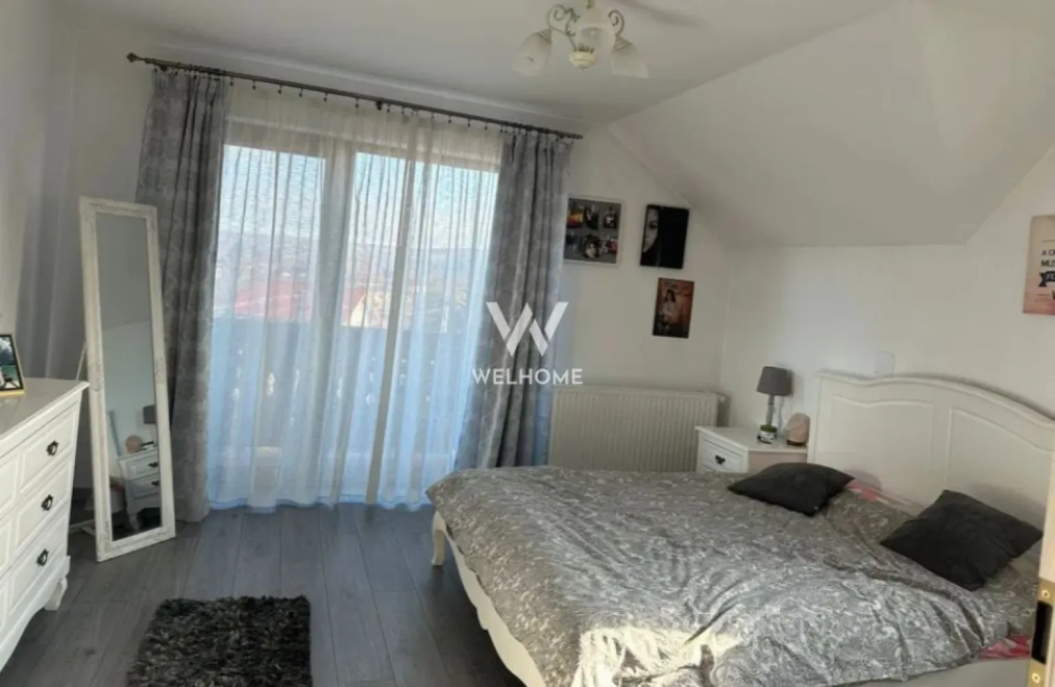 Casa cu etaj si intrare separata - Selimbar - Casa de vanzare in Selimbar, intrare separata la etaj. 

- Casa are 6 camere si este compartimentata astfel: 3 dormitoare, hol mare, bucătărie spatioasa si o baie moderna, iar la etaj cu acces separat din exterior avem 2 dormitoare mari, un living luminos, o baie eleganta cu geam si un dressing spațios. 
- Casa are o suprafata utila de 200 mp. 

• Intrarea separată pentru etaj este ideală pentru familii mari sau pentru închiriere. 
• Teren: 200mp curte
• Materiale de construcție de calitate superioară și finisaje moderne.
• Curte privată, perfectă pentru relaxare. 

Preț: 310.000 Euro
Telefon: 0756 094 405