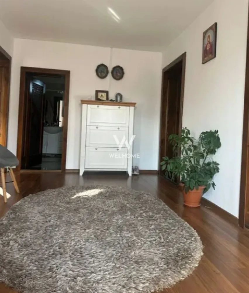 Casa cu etaj si intrare separata - Selimbar - Casa de vanzare in Selimbar, intrare separata la etaj. 

- Casa are 6 camere si este compartimentata astfel: 3 dormitoare, hol mare, bucătărie spatioasa si o baie moderna, iar la etaj cu acces separat din exterior avem 2 dormitoare mari, un living luminos, o baie eleganta cu geam si un dressing spațios. 
- Casa are o suprafata utila de 200 mp. 

• Intrarea separată pentru etaj este ideală pentru familii mari sau pentru închiriere. 
• Teren: 200mp curte
• Materiale de construcție de calitate superioară și finisaje moderne.
• Curte privată, perfectă pentru relaxare. 

Preț: 310.000 Euro
Telefon: 0756 094 405