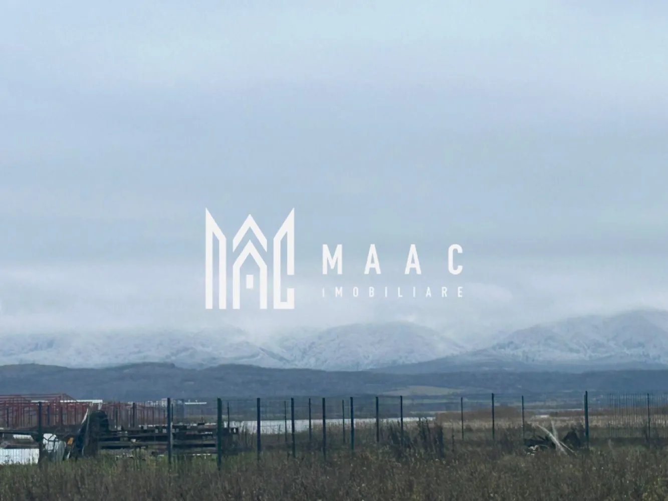 Teren intravilan | 860 mp | Deschidere 16 m | Priveliște montană | Bradu - Maac Imobiliare prezintă o oportunitate rară: un teren intravilan superb poziționat în localitatea Bradu, cu o suprafață de 860 mp și deschidere generoasă de 16 m. Proprietatea se remarcă prin priveliștea impresionantă asupra munților și prin potențialul ridicat de dezvoltare, fiind alegerea ideală atât pentru construcția unei locuințe moderne, cât și pentru investiții pe termen mediu și lung.

Terenul este situat într-o zonă liniștită, curată și în plină evoluție, unde se dezvoltă constant construcții noi, fapt ce asigură o comunitate modernă și un mediu prietenos. Poziționarea sa oferă un cadru natural deosebit, aer curat și o deschidere vizuală rar întâlnită, ceea ce îl face ideal pentru cei care caută un loc în care să îmbine confortul urban cu liniștea naturii.

Detalii tehnice

Suprafață totală: 860 mp

Regim: intravilan

Deschidere: 16 m la drum

Acces facil către utilități 

Relief drept, ușor de amenajat pentru orice tip de construcție

Zona permite dezvoltări rezidențiale noi, cu perspective excelente în anii următori

Ideal pentru:

Casă individuală cu terasă și grădină mare

Duplex pentru două familii sau pentru investiție

Casă de vacanță cu vedere panoramică

Proiect investițional (dezvoltare, închiriere viitoare, valorificare prin revânzare)

Avantaje majore

Priveliște superbă spre munți – un mare plus pentru confort și valoare

Zonă în creștere economică, cu mare potențial de apreciere în viitor

Acces bun și deschidere potrivită pentru proiecte de arhitectură elegante

Investiție sigură, indiferent dacă se cumpără pentru construcție imediată sau pentru viitor

ID proprietate: CP3063057