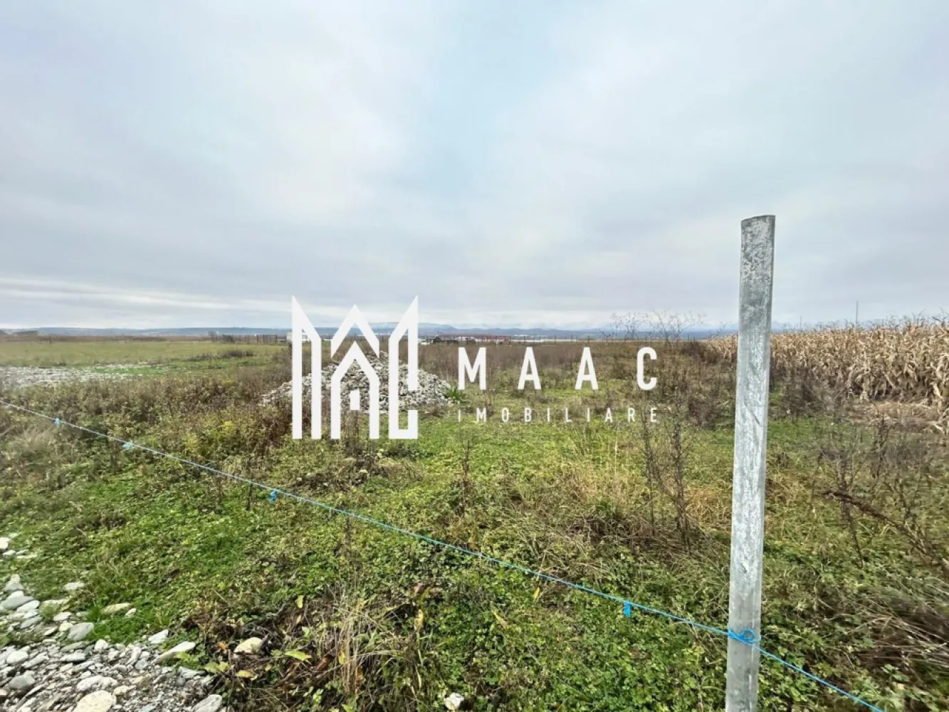 Teren intravilan | 860 mp | Deschidere 16 m | Priveliște montană | Bradu - Maac Imobiliare prezintă o oportunitate rară: un teren intravilan superb poziționat în localitatea Bradu, cu o suprafață de 860 mp și deschidere generoasă de 16 m. Proprietatea se remarcă prin priveliștea impresionantă asupra munților și prin potențialul ridicat de dezvoltare, fiind alegerea ideală atât pentru construcția unei locuințe moderne, cât și pentru investiții pe termen mediu și lung.

Terenul este situat într-o zonă liniștită, curată și în plină evoluție, unde se dezvoltă constant construcții noi, fapt ce asigură o comunitate modernă și un mediu prietenos. Poziționarea sa oferă un cadru natural deosebit, aer curat și o deschidere vizuală rar întâlnită, ceea ce îl face ideal pentru cei care caută un loc în care să îmbine confortul urban cu liniștea naturii.

Detalii tehnice

Suprafață totală: 860 mp

Regim: intravilan

Deschidere: 16 m la drum

Acces facil către utilități 

Relief drept, ușor de amenajat pentru orice tip de construcție

Zona permite dezvoltări rezidențiale noi, cu perspective excelente în anii următori

Ideal pentru:

Casă individuală cu terasă și grădină mare

Duplex pentru două familii sau pentru investiție

Casă de vacanță cu vedere panoramică

Proiect investițional (dezvoltare, închiriere viitoare, valorificare prin revânzare)

Avantaje majore

Priveliște superbă spre munți – un mare plus pentru confort și valoare

Zonă în creștere economică, cu mare potențial de apreciere în viitor

Acces bun și deschidere potrivită pentru proiecte de arhitectură elegante

Investiție sigură, indiferent dacă se cumpără pentru construcție imediată sau pentru viitor

ID proprietate: CP3063057