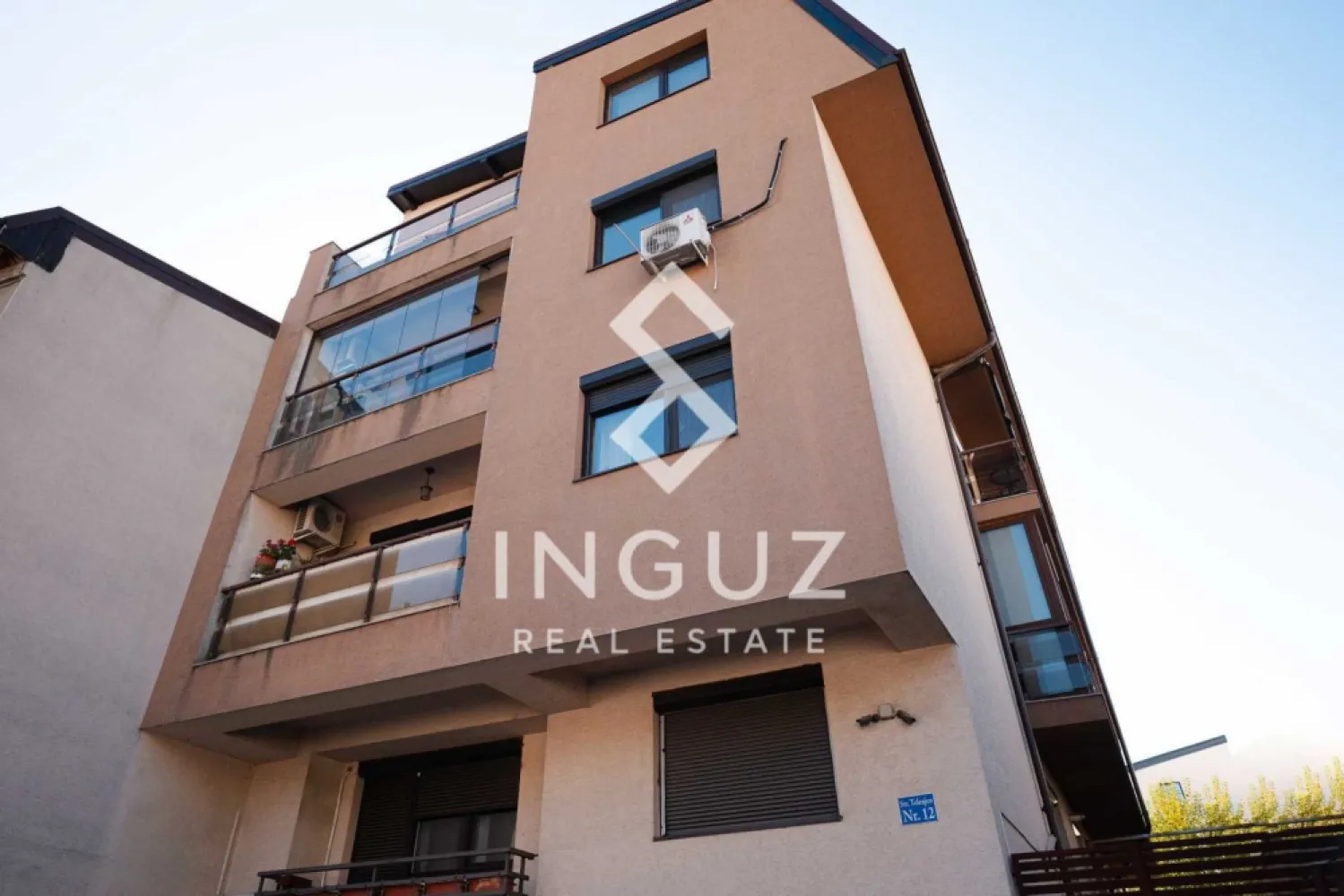 Apartament 2 camere – Universitate | Sector 2 | Bloc Nou | Pet Friendl - Apartament 2 camere de închiriat – Universitate | Sector 2 | Bloc Nou | Pet Friendly

Preț: 650 €/lună

Se oferă spre închiriere un apartament modern de 2 camere, tip studio semidecomandat, situat într-un imobil nou construit în anul 2014, într-o zonă excelentă – între Universitate și Piața Iancului, pe Strada Teleajen.

Proprietatea este poziționată la etajul 2 din 3 și are o suprafață utilă de 48 mp, fiind ideală pentru o persoană sau un cuplu care își dorește confort și acces rapid către centrul orașului.

Apartamentul este complet mobilat și utilat, pregătit pentru mutare imediată, fără a necesita investiții suplimentare.

Dotări și facilități:
mobilier complet modern, TV, electrocasnice funcționale, bucătărie complet echipată, spații de depozitare eficiente, finisaje de bună calitate

Avantaje:
bloc nou (2014)
zonă centrală, acces rapid către Universitate și mijloace de transport
etaj intermediar
disponibil imediat
pet friendly (talie mică)

Condiții de închiriere:
contract minim 12 luni
plată: 1 lună chirie + 1 lună garanție
comision agenție: 50% din prima lună de chirie

Pentru mai multe informații sau programarea unei vizionări, vă stăm la dispoziție.