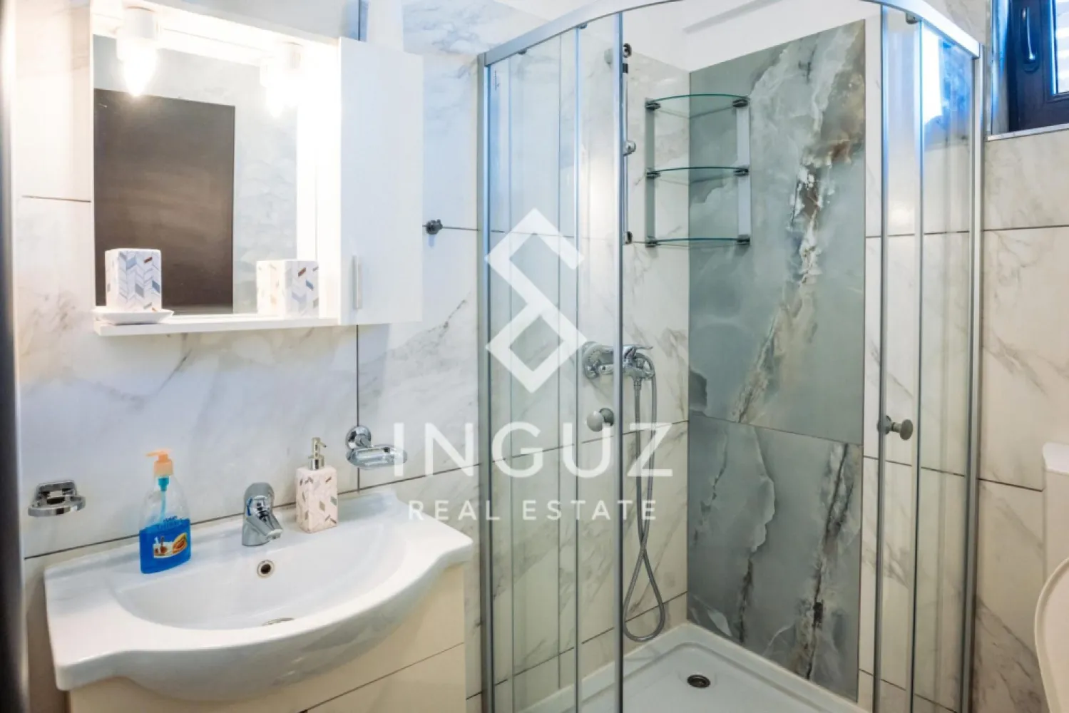 Apartament 2 camere – Universitate | Sector 2 | Bloc Nou | Pet Friendl - Apartament 2 camere de închiriat – Universitate | Sector 2 | Bloc Nou | Pet Friendly

Preț: 650 €/lună

Se oferă spre închiriere un apartament modern de 2 camere, tip studio semidecomandat, situat într-un imobil nou construit în anul 2014, într-o zonă excelentă – între Universitate și Piața Iancului, pe Strada Teleajen.

Proprietatea este poziționată la etajul 2 din 3 și are o suprafață utilă de 48 mp, fiind ideală pentru o persoană sau un cuplu care își dorește confort și acces rapid către centrul orașului.

Apartamentul este complet mobilat și utilat, pregătit pentru mutare imediată, fără a necesita investiții suplimentare.

Dotări și facilități:
mobilier complet modern, TV, electrocasnice funcționale, bucătărie complet echipată, spații de depozitare eficiente, finisaje de bună calitate

Avantaje:
bloc nou (2014)
zonă centrală, acces rapid către Universitate și mijloace de transport
etaj intermediar
disponibil imediat
pet friendly (talie mică)

Condiții de închiriere:
contract minim 12 luni
plată: 1 lună chirie + 1 lună garanție
comision agenție: 50% din prima lună de chirie

Pentru mai multe informații sau programarea unei vizionări, vă stăm la dispoziție.