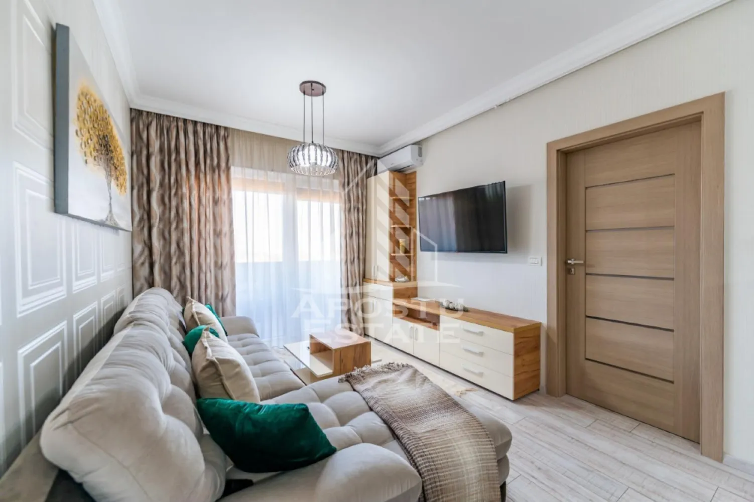 Apartament 2 camere, Adora Park - Apostu Estate va propune spre inchiriere apartament de lux situat in complexul Adora Park, complet mobilat si utilat, amenajat cu finisaje moderne si mobilier de calitate.

Apartamentul dispune de bucatarie complet echipata cu masina de spalat vase, masina de spalat rufe, cuptor electric, cuptor cu microunde, plita electrica si toate electrocasnicele necesare pentru un confort sporit.
Dormitorul este amenajat intr-un stil modern si confortabil, fiind dotat cu pat matrimonial, saltea de calitate, 
Locuinta este dotata cu jaluzele electrice si plase de tantari la ferestre, oferind intimitate si confort pe tot parcursul anului.

Ideal pentru persoane care isi doresc un apartament modern, elegant si pregatit pentru mutare imediata.
Pentru mai multe detalii si vizionari, va rugam sa ne contactati 
CP3212779