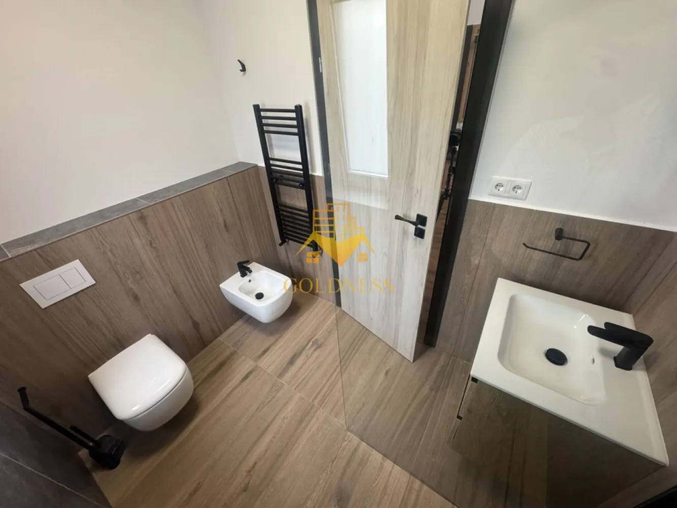 3 camere, Premium, bloc nou, Manastur Zona Baza Sportiva, Mehedinti - GOLDNESS Imobiliare vă propune spre închiriere un apartament la prima inchiriere cu 3 camere complet mobilat și utilat, la etajul 2 într-un imobil de 2 etaje, în Cartierul Manastur.
Dispune de loc de parcare subterana inclusa in pret!
Se află în apropierea stațiilor de transport în comun, magazine, restaurante, spații verzi, farmacii, etc. 

Apartamentul este compartimentat astfel:
 - dormitor cu pat matrimonial, dressing, noptiere
 - dormitor cu pat matrimonial, dressing, noptiere
 - living cu bucatarie open space complet utilată și mobilată, canapea extensibilă, loc de servit masa 
 - baie cu cabina de dus, calorifer port prosop și dulap pentru depozitare.
 - 2 balcone.

Imobilul este dotat cu toate cele necesare- centrală proprie, frigider, aragaz, hotă, mașină de spălat haine, etc. 

Dacă sunteți interesați de acest apartament și doriți să îl vizionați, dar și pentru alte oferte nu ezitați să ne contactați telefonic sau prin e-mail. Vă stăm la dispoziție!

Pentru intermediere se percepe un comision de 50% din prețul chiriei!