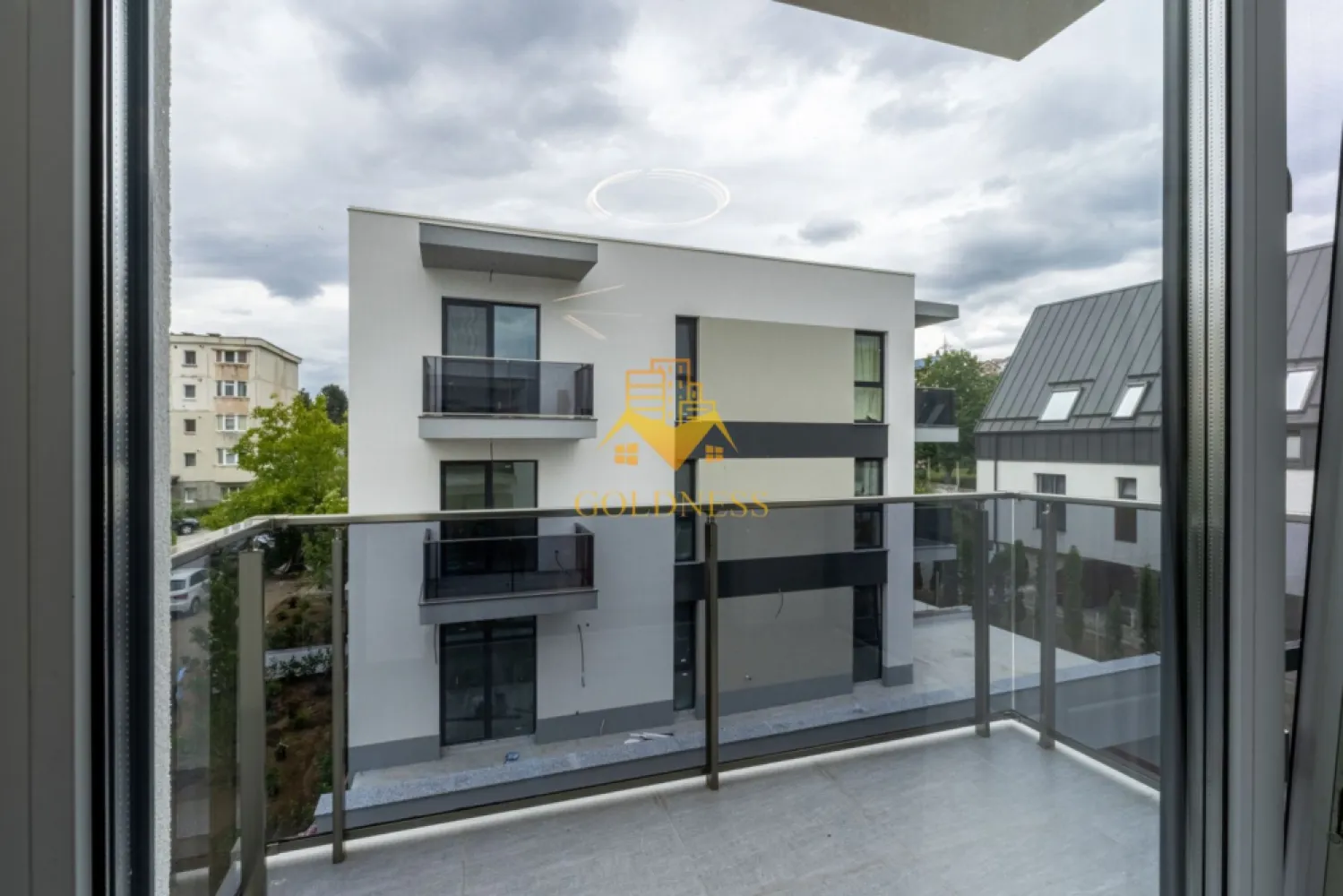 3 camere, Premium, bloc nou, Manastur Zona Baza Sportiva, Mehedinti - GOLDNESS Imobiliare vă propune spre închiriere un apartament la prima inchiriere cu 3 camere complet mobilat și utilat, la etajul 2 într-un imobil de 2 etaje, în Cartierul Manastur.
Dispune de loc de parcare subterana inclusa in pret!
Se află în apropierea stațiilor de transport în comun, magazine, restaurante, spații verzi, farmacii, etc. 

Apartamentul este compartimentat astfel:
 - dormitor cu pat matrimonial, dressing, noptiere
 - dormitor cu pat matrimonial, dressing, noptiere
 - living cu bucatarie open space complet utilată și mobilată, canapea extensibilă, loc de servit masa 
 - baie cu cabina de dus, calorifer port prosop și dulap pentru depozitare.
 - 2 balcone.

Imobilul este dotat cu toate cele necesare- centrală proprie, frigider, aragaz, hotă, mașină de spălat haine, etc. 

Dacă sunteți interesați de acest apartament și doriți să îl vizionați, dar și pentru alte oferte nu ezitați să ne contactați telefonic sau prin e-mail. Vă stăm la dispoziție!

Pentru intermediere se percepe un comision de 50% din prețul chiriei!