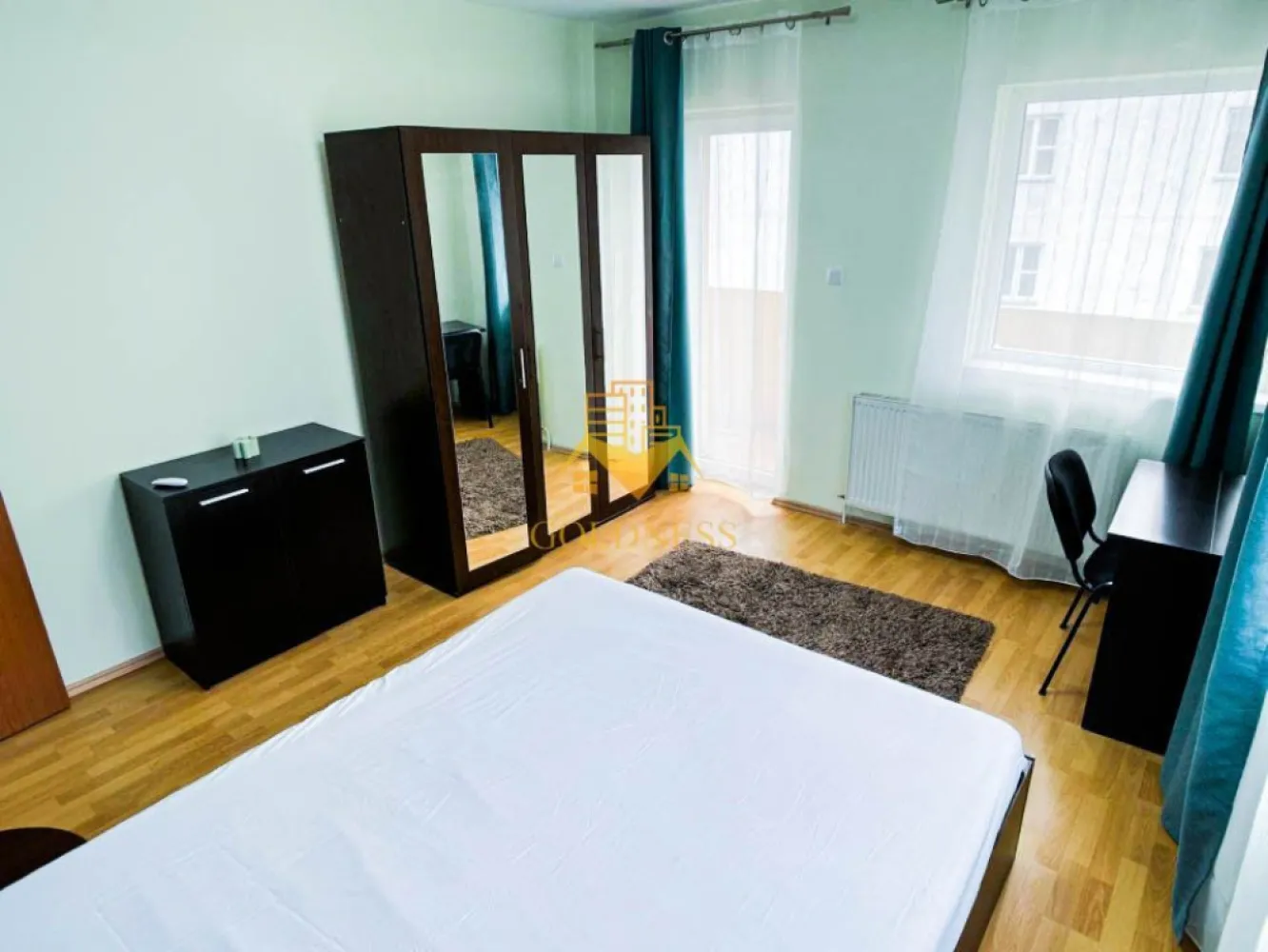 3 camere, open space, modern, parcare, Marasti, zona The Office, BRD - GOLDNESS Imobiliare vă propune spre închiriere un apartament cu 4 camere complet mobilat și utilat, la etajul 2 într-un imobil de 5 etaje, în cartierul Marasti. Apartamentul este compartimentat astfel:
 - dormitor cu pat matrimonial, spatiu pentru depozitare, birou
 - dormitor cu pat matrimonial, spatiu pentru depozitare, birou
 - living cu bucatarie open-space complet utilată, canapea extensibla, loc de servit masa 
 - baie cu cabina de dus, calorifer port prosop inox și dulap pentru depozitare.
 - terasa de 10 mp.

Imobilul este dotat cu toate cele necesare- centrală proprie, mașină de spălat haine, frigider, plită electrică, hotă, TV, etc. 
Se află în apropierea stațiilor de transport în comun, magazine, restaurante, spații verzi, farmacii, etc. 
Dispune de loc de parcare!

Dacă sunteți interesați de acest apartament și doriți să îl vizionați, dar și pentru alte oferte sau detalii nu ezitați să ne contactați telefonic sau prin e-mail - goldnessimobiliare@gmail.com. Vă stăm la dispoziție!
