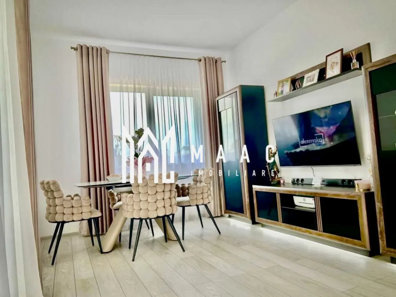 Apartament 2 camere | Casian Residence - Pictor Brana | 2 Locuri de Parcare - MAAC Imobiliare vă propune spre vânzare un apartament modern cu 2 camere, situat în ansamblul rezidențial Casian Residence, un complex nou finalizat în anul 2024, amplasat într-o zonă liniștită și în continuă dezvoltare, cu acces rapid către Sibiu și principalele puncte de interes din oraș. Proprietatea reprezintă o alegere excelentă atât pentru locuit, cât și pentru investiție, datorită poziționării avantajoase și a confortului oferit.

Apartamentul beneficiază de o compartimentare practică și eficientă, concepută pentru un stil de viață confortabil:
-living luminos și primitor
-dormitor confortabil
-bucătărie separată
-baie
-debara pentru depozitare
-balcon

În plus, proprietatea dispune de spațiu de depozitare în pod, ideal pentru organizarea eficientă a lucrurilor personale și optimizarea spațiului de locuit.

Apartamentul se vinde complet mobilat și utilat, fiind pregătit pentru mutare imediată, fără necesitatea unor investiții suplimentare. Finisajele moderne și mobilierul atent ales contribuie la crearea unui ambient plăcut și funcțional.

Un avantaj important al acestei proprietăți îl reprezintă cele 2 locuri de parcare incluse, oferind confort și siguranță pentru întreaga familie.

Ansamblul Casian Residence oferă multiple beneficii:
-construcție nouă finalizată în 2024
-zonă liniștită, ferită de agitația urbană
-acces facil și rapid către Sibiu
-apropiere de supermarketuri, farmacii, restaurante și alte facilități
-loc de joacă pentru copii și spații verzi în cadrul complexului
-zonă cu potențial ridicat de dezvoltare și creștere a valorii imobiliare

Pentru mai multe detalii și programarea unei vizionări, vă rugăm să precizați telefonic că ați văzut anunțul cu CP3063304.