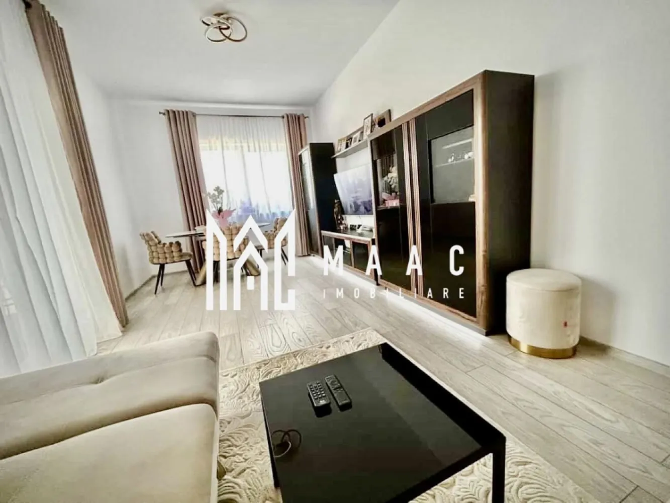 Apartament 2 camere | Casian Residence - Pictor Brana | 2 Locuri de Parcare - MAAC Imobiliare vă propune spre vânzare un apartament modern cu 2 camere, situat în ansamblul rezidențial Casian Residence, un complex nou finalizat în anul 2024, amplasat într-o zonă liniștită și în continuă dezvoltare, cu acces rapid către Sibiu și principalele puncte de interes din oraș. Proprietatea reprezintă o alegere excelentă atât pentru locuit, cât și pentru investiție, datorită poziționării avantajoase și a confortului oferit.

Apartamentul beneficiază de o compartimentare practică și eficientă, concepută pentru un stil de viață confortabil:
-living luminos și primitor
-dormitor confortabil
-bucătărie separată
-baie
-debara pentru depozitare
-balcon

În plus, proprietatea dispune de spațiu de depozitare în pod, ideal pentru organizarea eficientă a lucrurilor personale și optimizarea spațiului de locuit.

Apartamentul se vinde complet mobilat și utilat, fiind pregătit pentru mutare imediată, fără necesitatea unor investiții suplimentare. Finisajele moderne și mobilierul atent ales contribuie la crearea unui ambient plăcut și funcțional.

Un avantaj important al acestei proprietăți îl reprezintă cele 2 locuri de parcare incluse, oferind confort și siguranță pentru întreaga familie.

Ansamblul Casian Residence oferă multiple beneficii:
-construcție nouă finalizată în 2024
-zonă liniștită, ferită de agitația urbană
-acces facil și rapid către Sibiu
-apropiere de supermarketuri, farmacii, restaurante și alte facilități
-loc de joacă pentru copii și spații verzi în cadrul complexului
-zonă cu potențial ridicat de dezvoltare și creștere a valorii imobiliare

Pentru mai multe detalii și programarea unei vizionări, vă rugăm să precizați telefonic că ați văzut anunțul cu CP3063304.