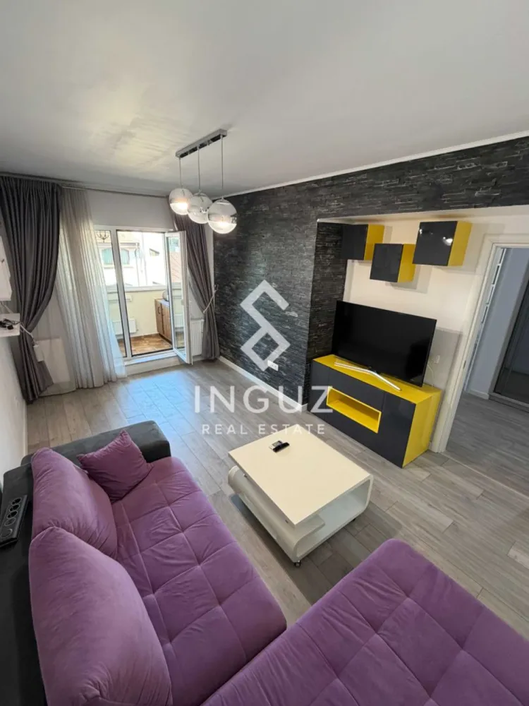Apart 2 camere de închiriat – Nicolae Grigorescu | Bloc Nou 2020 - Apartament 2 camere de închiriat – Nicolae Grigorescu | Sector 3 | Bloc Nou 2020 | Parcare

Preț: 600 €/lună (+50 € loc de parcare)

Se oferă spre închiriere un apartament decomandat de 2 camere, situat în zona Nicolae Grigorescu, Sector 3, într-un imobil nou construit în anul 2020. Proprietatea se află la etajul 2 din 4 și are o suprafață utilă de 54 mp, la care se adaugă un balcon închis de 4,5 mp.

Apartamentul este complet mobilat cu mobilier realizat la comandă și utilat cu electrocasnice moderne, oferind un nivel ridicat de confort și funcționalitate. Este ideal pentru un cuplu sau o persoană care își dorește un spațiu eficient, bine organizat și cu costuri reduse de întreținere.

Dotări și echipamente:
frigider Samsung cu dozator de apă
3 televizoare
mașină de spălat Samsung + uscător Electrolux
plită și cuptor încorporate Samsung
cuptor cu microunde încorporat Beko
centrală termică Bosch cu termostat inteligent
aer condiționat în living
aspirator Philips
mobilier modern, spații de depozitare optimizate

Avantaje:
bloc nou (2020), foarte bine izolat termic
costuri reduse la utilități
apartament poziționat între alte unități (eficiență termică ridicată)
lumină naturală excelentă pe tot parcursul zilei
balcon închis – spațiu suplimentar util
plata întreținerii se face electronic

Locație:
8 minute de mers pe jos până la metrou 1 Decembrie
12 minute până la metrou Nicolae Grigorescu
acces rapid către ParkLake Mall
aproape de școli, grădinițe, supermarketuri, farmacii și zone verzi

Condiții de închiriere:
disponibil imediat
vizionări: după ora 19:00 în timpul săptămânii sau în weekend
plată: 1 lună chirie + 1 lună garanție
comision agenție: 50% din prima lună de chirie

Pentru mai multe detalii sau programarea unei vizionări, vă stăm la dispoziție.